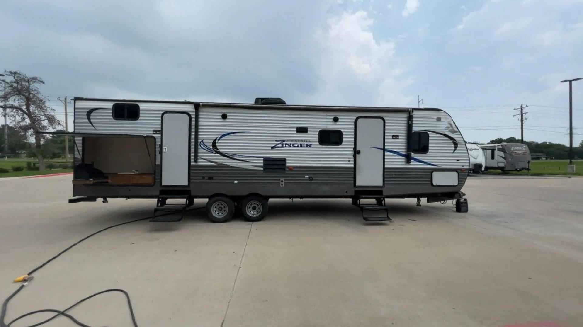 2018 CROSSROADS ZINGER 328SB - (4YDT32824JS) , Length: 36.5 ft. | Dry Weight: 7,734 lbs. | Gross Weight: 9,740 lbs. | Slides: 2 transmission, located at 4319 N Main Street, Cleburne, TX, 76033, (817) 221-0660, 32.435829, -97.384178 - Photo#2