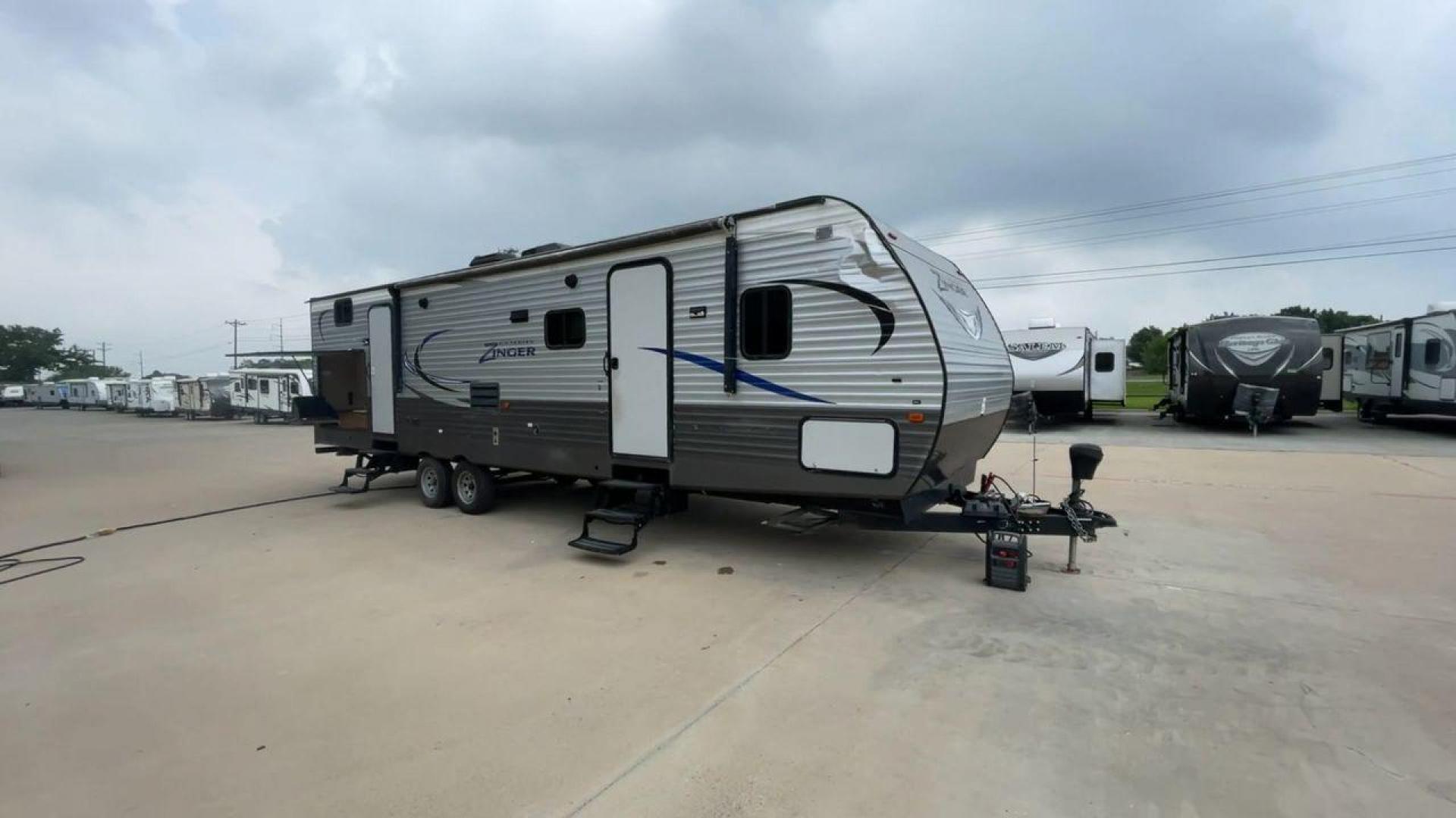 2018 CROSSROADS ZINGER 328SB - (4YDT32824JS) , Length: 36.5 ft. | Dry Weight: 7,734 lbs. | Gross Weight: 9,740 lbs. | Slides: 2 transmission, located at 4319 N Main Street, Cleburne, TX, 76033, (817) 221-0660, 32.435829, -97.384178 - Photo#3