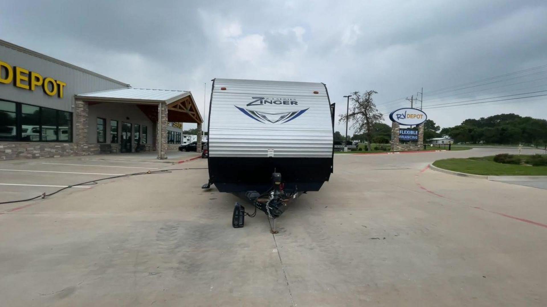 2018 CROSSROADS ZINGER 328SB - (4YDT32824JS) , Length: 36.5 ft. | Dry Weight: 7,734 lbs. | Gross Weight: 9,740 lbs. | Slides: 2 transmission, located at 4319 N Main Street, Cleburne, TX, 76033, (817) 221-0660, 32.435829, -97.384178 - Photo#4