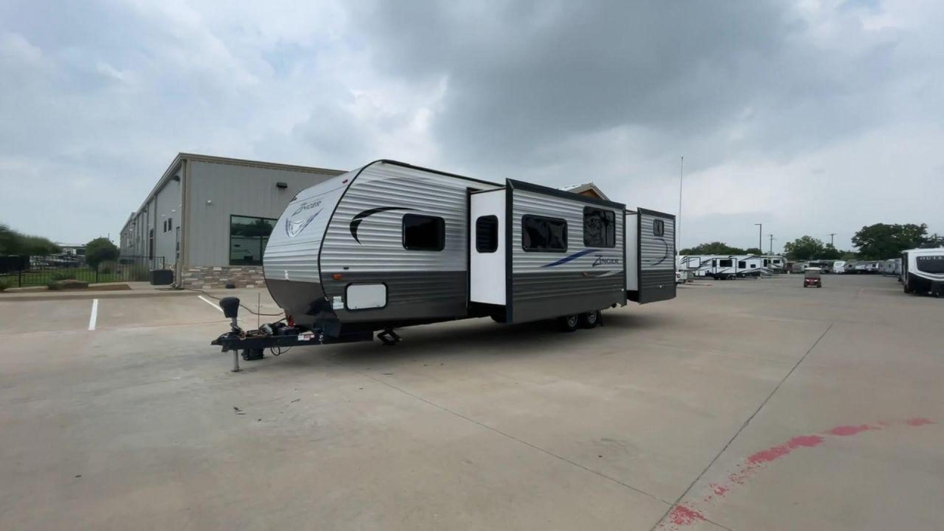 2018 CROSSROADS ZINGER 328SB - (4YDT32824JS) , Length: 36.5 ft. | Dry Weight: 7,734 lbs. | Gross Weight: 9,740 lbs. | Slides: 2 transmission, located at 4319 N Main Street, Cleburne, TX, 76033, (817) 221-0660, 32.435829, -97.384178 - Photo#5