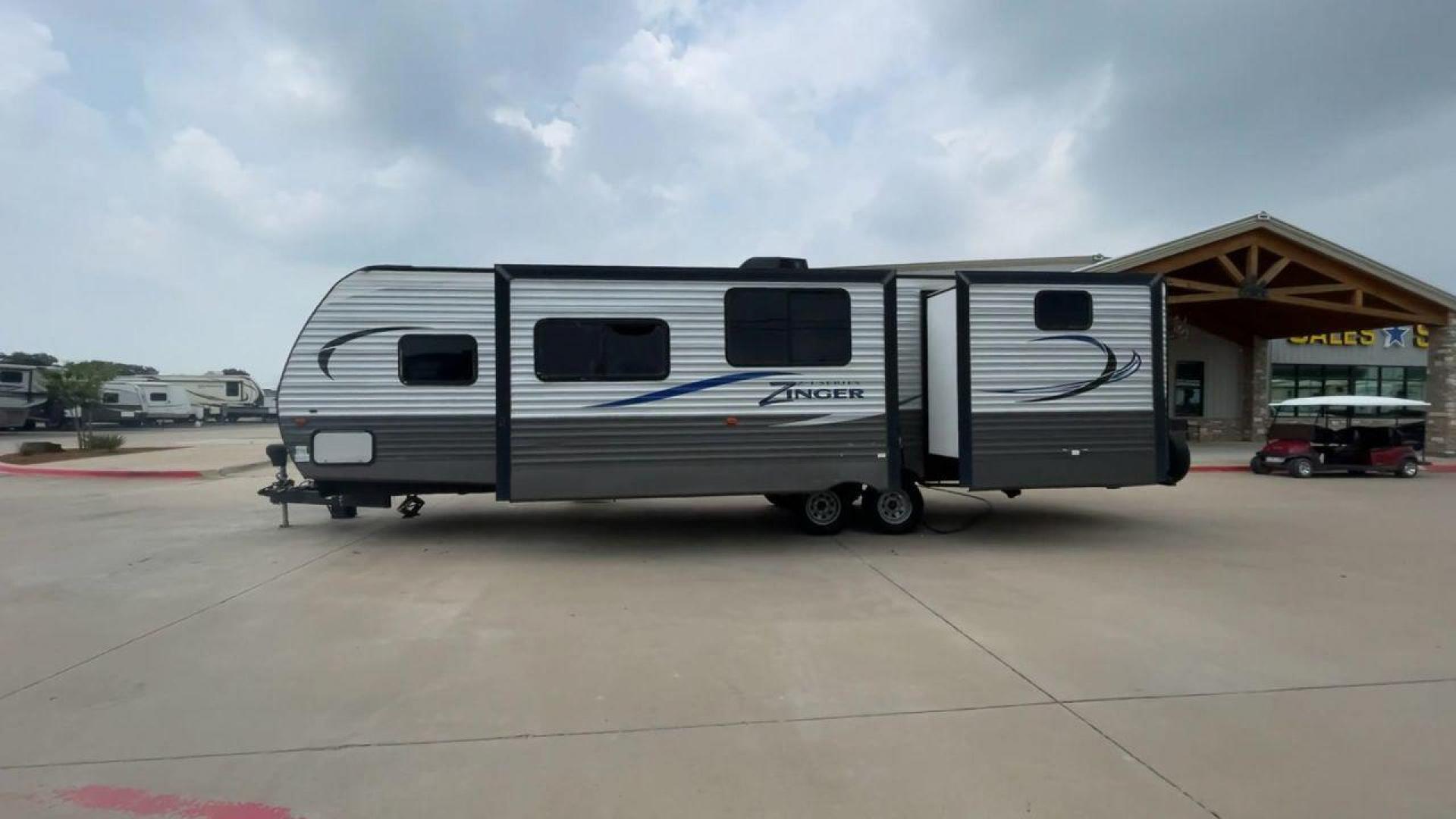 2018 CROSSROADS ZINGER 328SB - (4YDT32824JS) , Length: 36.5 ft. | Dry Weight: 7,734 lbs. | Gross Weight: 9,740 lbs. | Slides: 2 transmission, located at 4319 N Main Street, Cleburne, TX, 76033, (817) 221-0660, 32.435829, -97.384178 - Photo#6