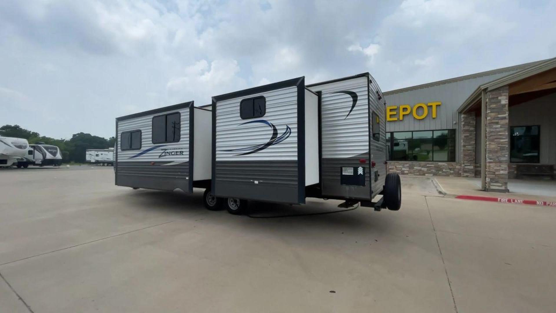 2018 CROSSROADS ZINGER 328SB - (4YDT32824JS) , Length: 36.5 ft. | Dry Weight: 7,734 lbs. | Gross Weight: 9,740 lbs. | Slides: 2 transmission, located at 4319 N Main Street, Cleburne, TX, 76033, (817) 221-0660, 32.435829, -97.384178 - Photo#7