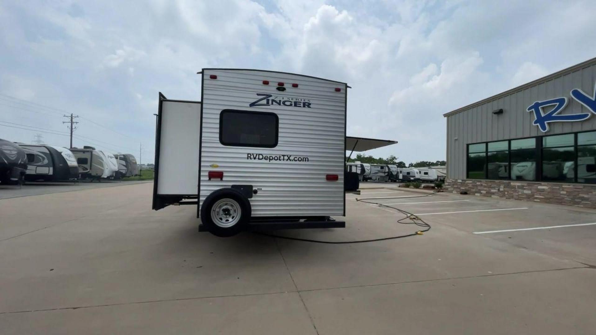 2018 CROSSROADS ZINGER 328SB - (4YDT32824JS) , Length: 36.5 ft. | Dry Weight: 7,734 lbs. | Gross Weight: 9,740 lbs. | Slides: 2 transmission, located at 4319 N Main Street, Cleburne, TX, 76033, (817) 221-0660, 32.435829, -97.384178 - Photo#8