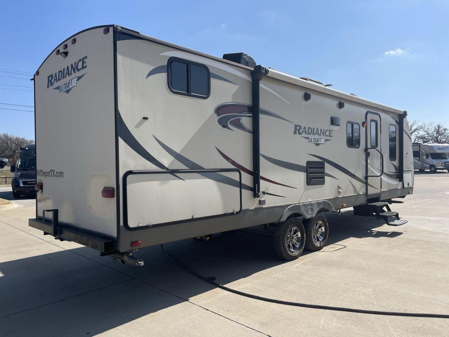 2018 CRUISER RADIANCE 28QD (5RXFB3324J2) , Length: 33.33 ft. | Dry Weight: 6,025 lbs. | Gross Weight: 9,600 lbs. | Slides: 1 transmission, located at 4319 N Main Street, Cleburne, TX, 76033, (817) 221-0660, 32.435829, -97.384178 - The 2018 Cruiser RV Radiance 28QD seamlessly blends style, comfort, and functionality to redefine your camping experience. Measuring 33 feet in length, this RV is designed for spacious and lightweight towing. The aluminum frame construction ensures durability while maintaining a manageable weight fo - Photo#25