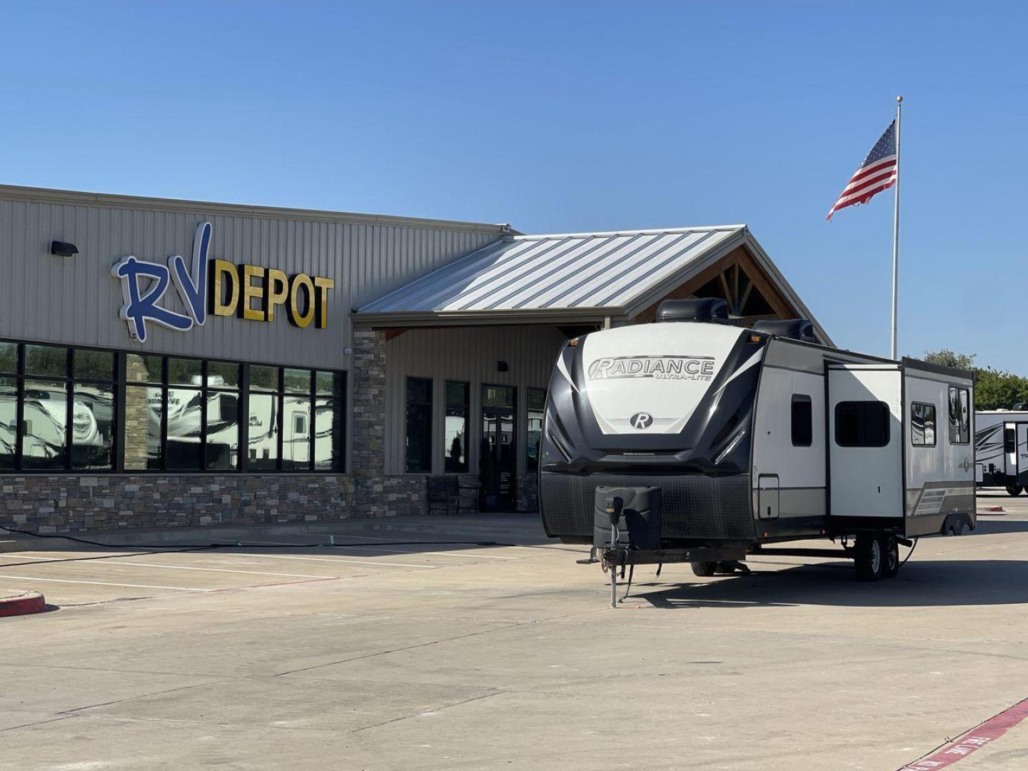 2018 CRUISER RADIANCE 28QD (5RXFB3321J2) , Length: 33.33 ft. | Dry Weight: 6,025 lbs. | Gross Weight: 9,600 lbs. | Slides: 1 transmission, located at 4319 N Main Street, Cleburne, TX, 76033, (817) 221-0660, 32.435829, -97.384178 - Photo#0