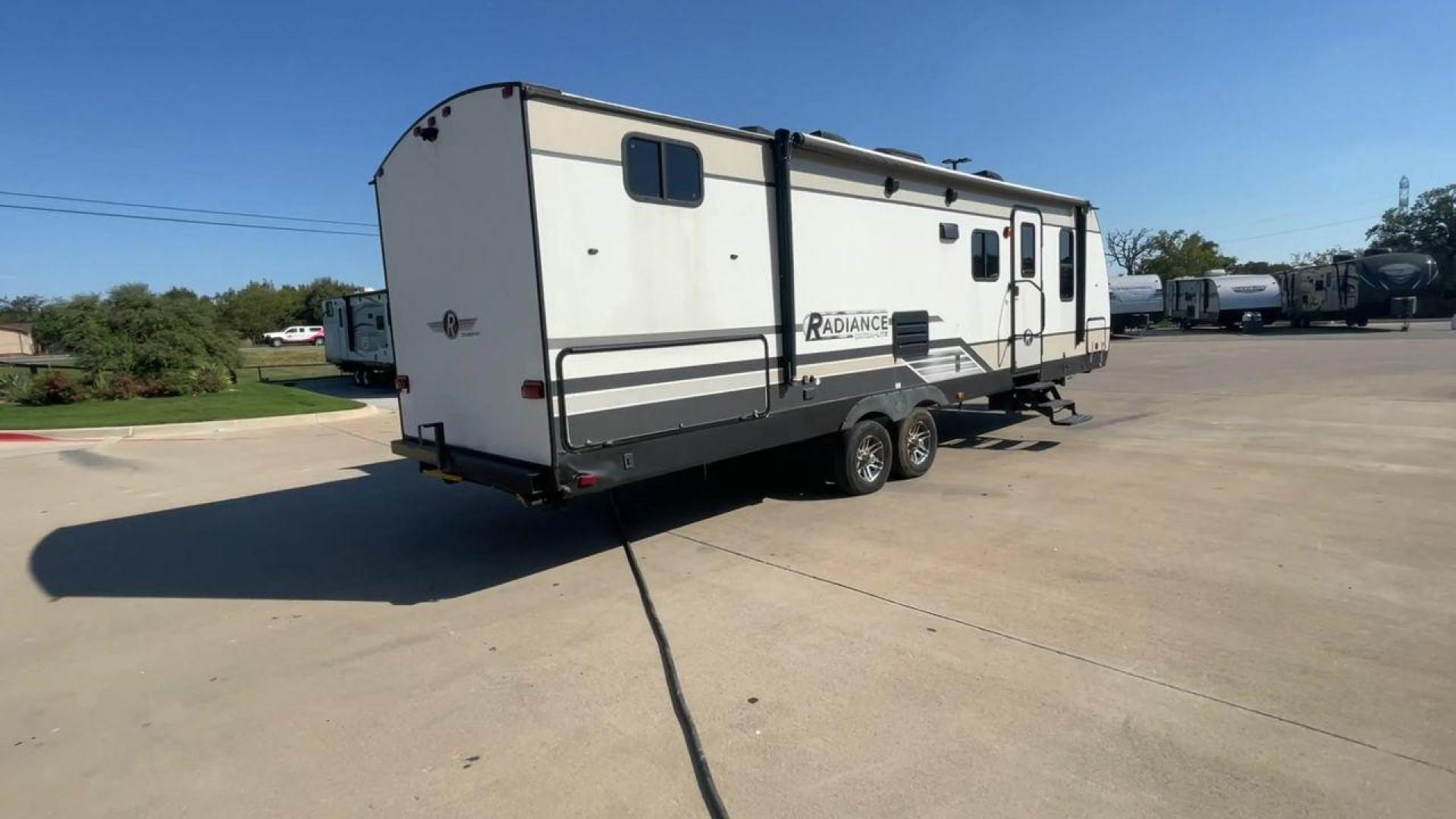 2018 CRUISER RADIANCE 28QD (5RXFB3321J2) , Length: 33.33 ft. | Dry Weight: 6,025 lbs. | Gross Weight: 9,600 lbs. | Slides: 1 transmission, located at 4319 N Main Street, Cleburne, TX, 76033, (817) 221-0660, 32.435829, -97.384178 - Photo#1