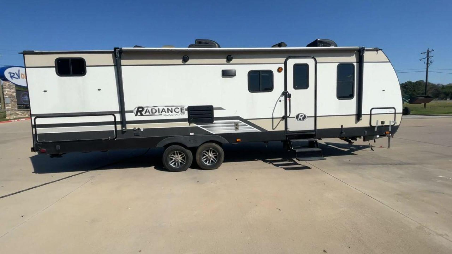 2018 CRUISER RADIANCE 28QD (5RXFB3321J2) , Length: 33.33 ft. | Dry Weight: 6,025 lbs. | Gross Weight: 9,600 lbs. | Slides: 1 transmission, located at 4319 N Main Street, Cleburne, TX, 76033, (817) 221-0660, 32.435829, -97.384178 - Photo#2