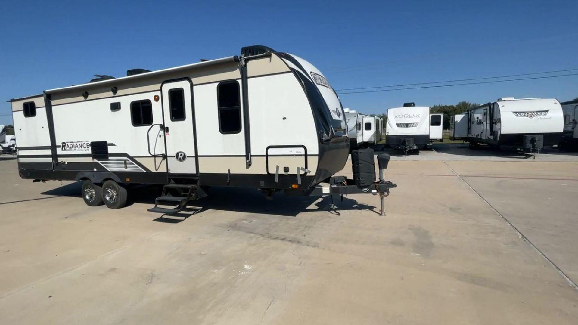 2018 CRUISER RADIANCE 28QD (5RXFB3321J2) , Length: 33.33 ft. | Dry Weight: 6,025 lbs. | Gross Weight: 9,600 lbs. | Slides: 1 transmission, located at 4319 N Main Street, Cleburne, TX, 76033, (817) 221-0660, 32.435829, -97.384178 - Photo#3