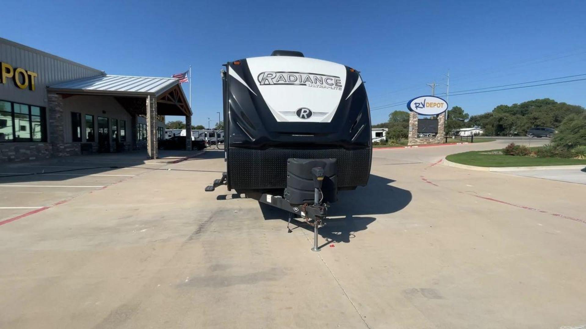 2018 CRUISER RADIANCE 28QD (5RXFB3321J2) , Length: 33.33 ft. | Dry Weight: 6,025 lbs. | Gross Weight: 9,600 lbs. | Slides: 1 transmission, located at 4319 N Main Street, Cleburne, TX, 76033, (817) 221-0660, 32.435829, -97.384178 - Photo#4