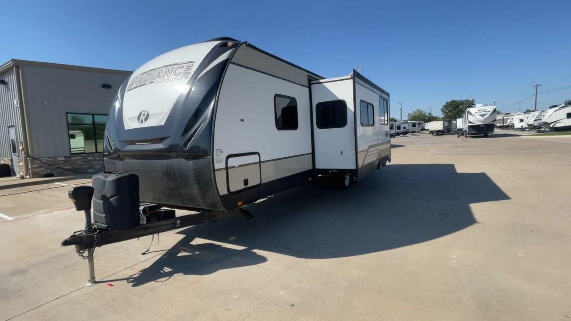 2018 CRUISER RADIANCE 28QD (5RXFB3321J2) , Length: 33.33 ft. | Dry Weight: 6,025 lbs. | Gross Weight: 9,600 lbs. | Slides: 1 transmission, located at 4319 N Main Street, Cleburne, TX, 76033, (817) 221-0660, 32.435829, -97.384178 - Photo#5