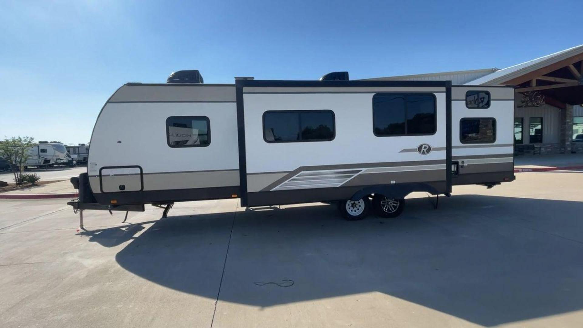 2018 CRUISER RADIANCE 28QD (5RXFB3321J2) , Length: 33.33 ft. | Dry Weight: 6,025 lbs. | Gross Weight: 9,600 lbs. | Slides: 1 transmission, located at 4319 N Main Street, Cleburne, TX, 76033, (817) 221-0660, 32.435829, -97.384178 - Photo#6