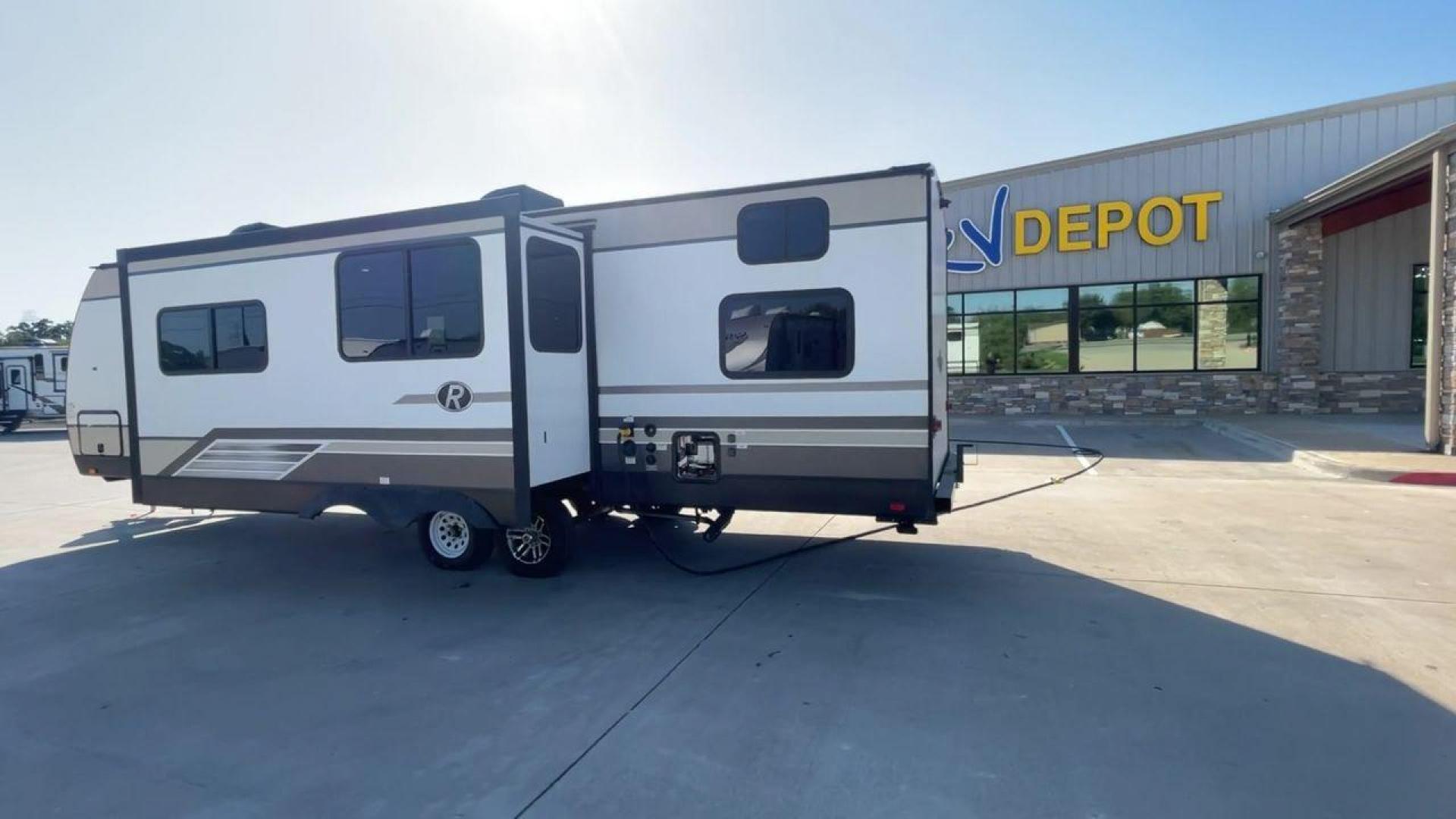 2018 CRUISER RADIANCE 28QD (5RXFB3321J2) , Length: 33.33 ft. | Dry Weight: 6,025 lbs. | Gross Weight: 9,600 lbs. | Slides: 1 transmission, located at 4319 N Main Street, Cleburne, TX, 76033, (817) 221-0660, 32.435829, -97.384178 - Photo#7