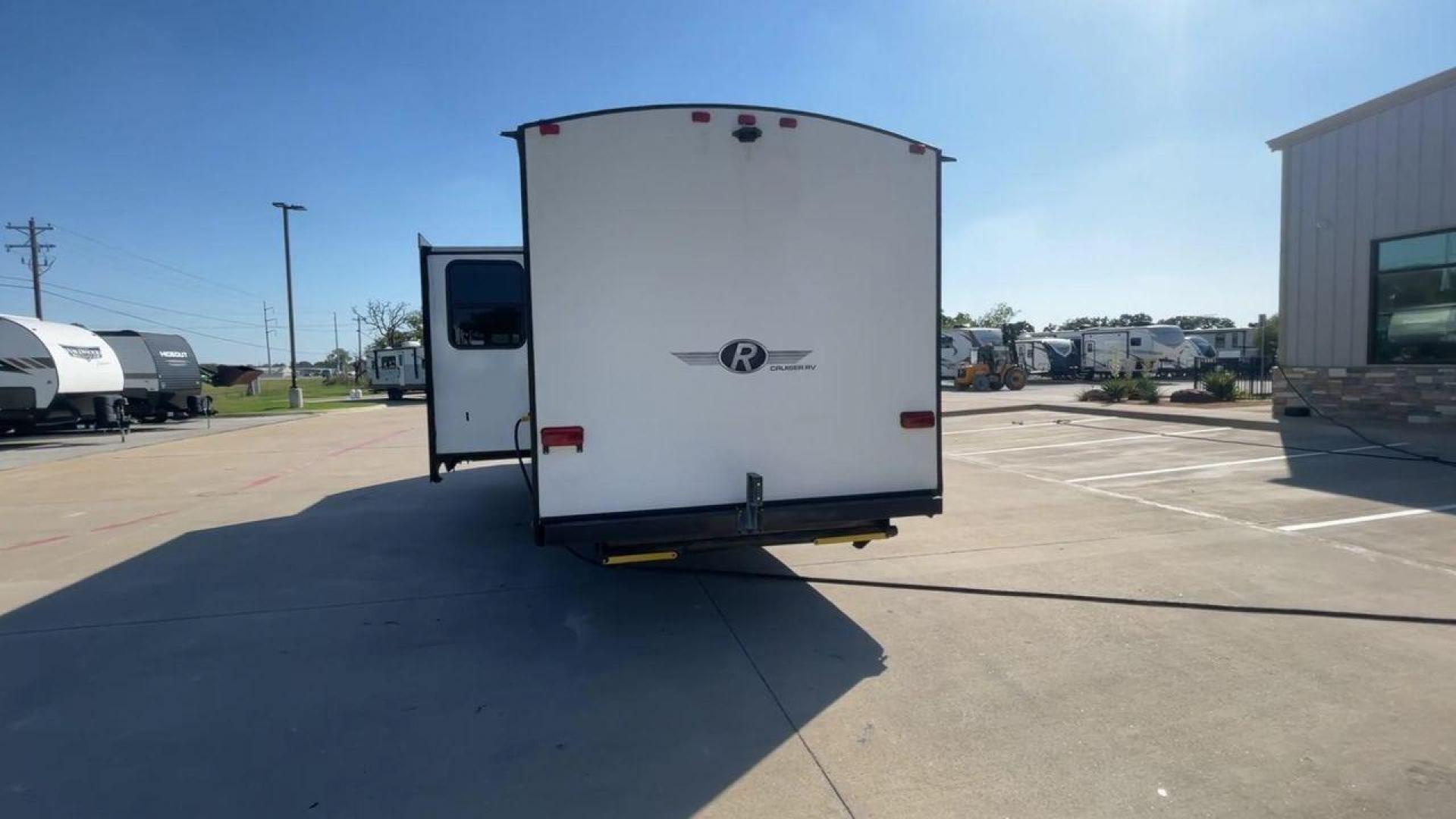 2018 CRUISER RADIANCE 28QD (5RXFB3321J2) , Length: 33.33 ft. | Dry Weight: 6,025 lbs. | Gross Weight: 9,600 lbs. | Slides: 1 transmission, located at 4319 N Main Street, Cleburne, TX, 76033, (817) 221-0660, 32.435829, -97.384178 - Photo#8