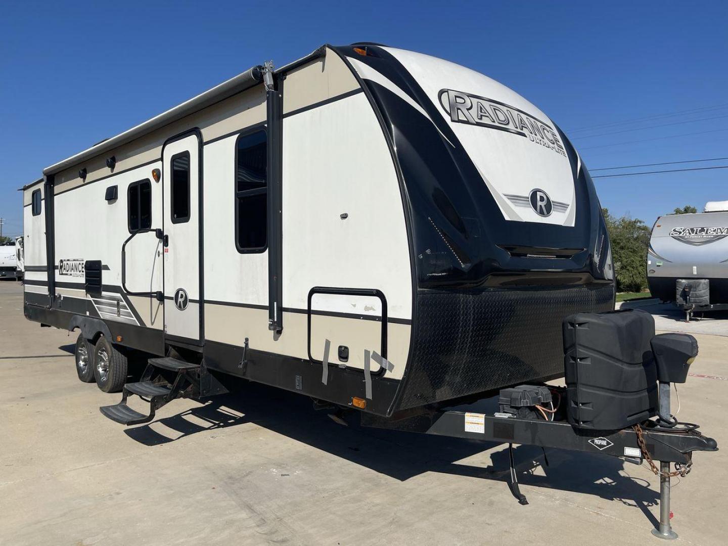 2018 CRUISER RADIANCE 28QD (5RXFB3321J2) , Length: 33.33 ft. | Dry Weight: 6,025 lbs. | Gross Weight: 9,600 lbs. | Slides: 1 transmission, located at 4319 N Main Street, Cleburne, TX, 76033, (817) 221-0660, 32.435829, -97.384178 - Photo#23