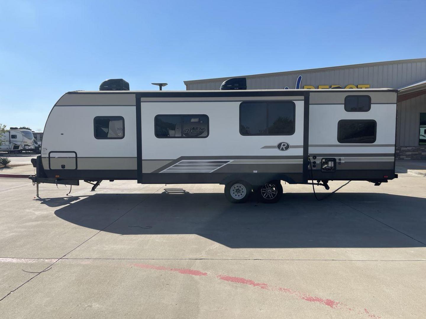 2018 CRUISER RADIANCE 28QD (5RXFB3321J2) , Length: 33.33 ft. | Dry Weight: 6,025 lbs. | Gross Weight: 9,600 lbs. | Slides: 1 transmission, located at 4319 N Main Street, Cleburne, TX, 76033, (817) 221-0660, 32.435829, -97.384178 - Photo#24