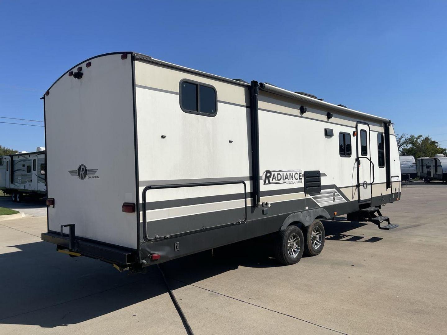 2018 CRUISER RADIANCE 28QD (5RXFB3321J2) , Length: 33.33 ft. | Dry Weight: 6,025 lbs. | Gross Weight: 9,600 lbs. | Slides: 1 transmission, located at 4319 N Main Street, Cleburne, TX, 76033, (817) 221-0660, 32.435829, -97.384178 - Photo#25