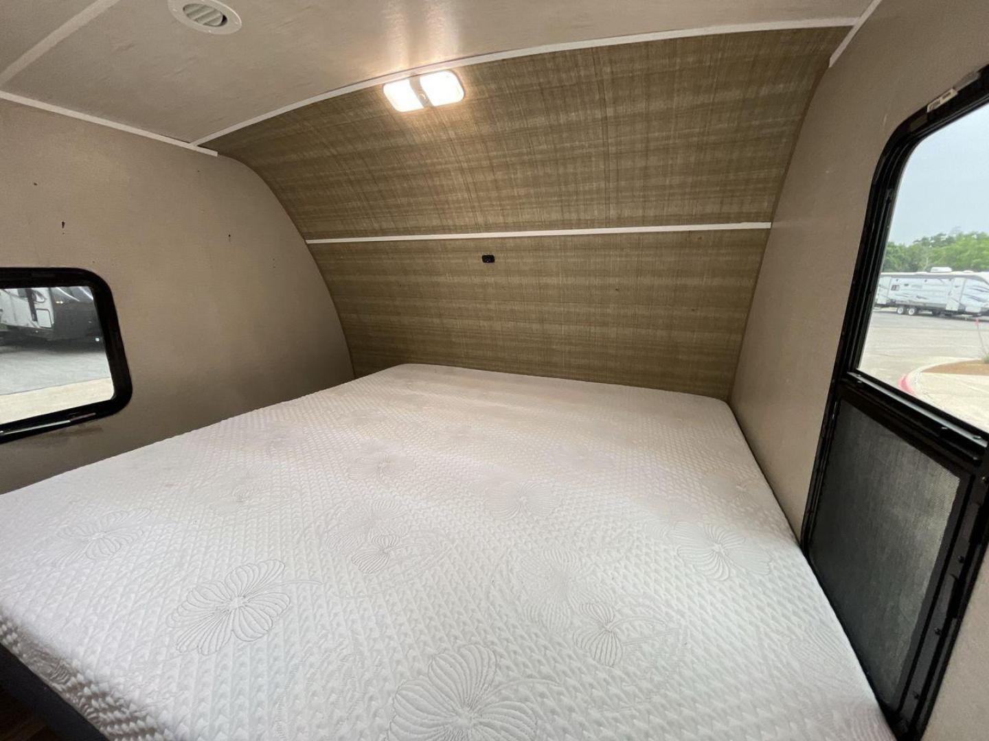 2018 TAN CRUISER RV MPG 2400BH (5RXHB2927J2) , Length: 29.08 ft. | Dry Weight: 5,320 lbs. | Gross Weight: 7,565 lbs. | Slides: 1 transmission, located at 4319 N Main Street, Cleburne, TX, 76033, (817) 221-0660, 32.435829, -97.384178 - Camping is more enjoyable when you include a few more of your friends. In this 2018 Cruiser MPG 2400BH travel trailer, you can accommodate a few extra guests thanks to a rear set of double-sized bunk beds. The dimensions of this unit are 29.08 ft in length, 8 ft in width, 11.08 ft in height, and - Photo#18