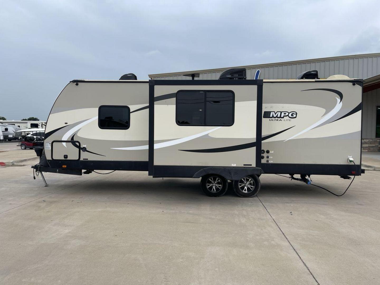 2018 TAN CRUISER RV MPG 2400BH (5RXHB2927J2) , Length: 29.08 ft. | Dry Weight: 5,320 lbs. | Gross Weight: 7,565 lbs. | Slides: 1 transmission, located at 4319 N Main Street, Cleburne, TX, 76033, (817) 221-0660, 32.435829, -97.384178 - Camping is more enjoyable when you include a few more of your friends. In this 2018 Cruiser MPG 2400BH travel trailer, you can accommodate a few extra guests thanks to a rear set of double-sized bunk beds. The dimensions of this unit are 29.08 ft in length, 8 ft in width, 11.08 ft in height, and - Photo#24