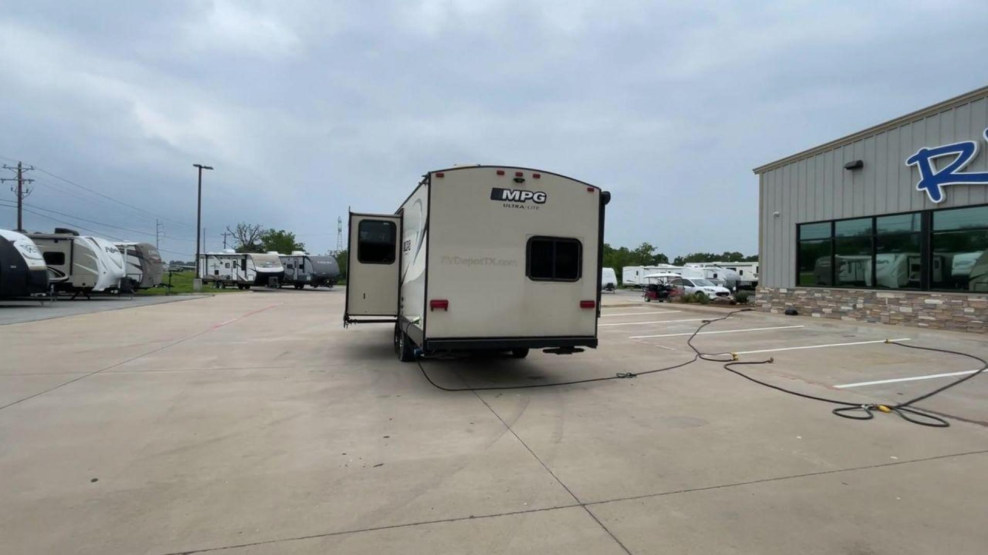 2018 TAN CRUISER RV MPG 2400BH (5RXHB2927J2) , Length: 29.08 ft. | Dry Weight: 5,320 lbs. | Gross Weight: 7,565 lbs. | Slides: 1 transmission, located at 4319 N Main Street, Cleburne, TX, 76033, (817) 221-0660, 32.435829, -97.384178 - Camping is more enjoyable when you include a few more of your friends. In this 2018 Cruiser MPG 2400BH travel trailer, you can accommodate a few extra guests thanks to a rear set of double-sized bunk beds. The dimensions of this unit are 29.08 ft in length, 8 ft in width, 11.08 ft in height, and - Photo#8