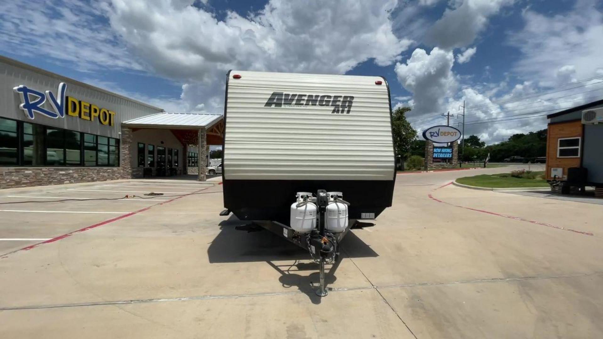 2018 FOREST RIVER AVENGER 27DBS (5ZT2AVSB2JB) , Length: 32.92 ft. | Dry Weight: 6,652 lbs. | Slides: 1 transmission, located at 4319 N Main Street, Cleburne, TX, 76033, (817) 221-0660, 32.435829, -97.384178 - Experience the ideal blend of luxury and exploration with the Forest River Avenger 27DBS Travel Trailer from 2018. For families or groups of friends looking for a roomy and fully furnished mobile home, this well-thought-out travel trailer is perfect. The dimensions for this unit are 32.92 ft in l - Photo#4