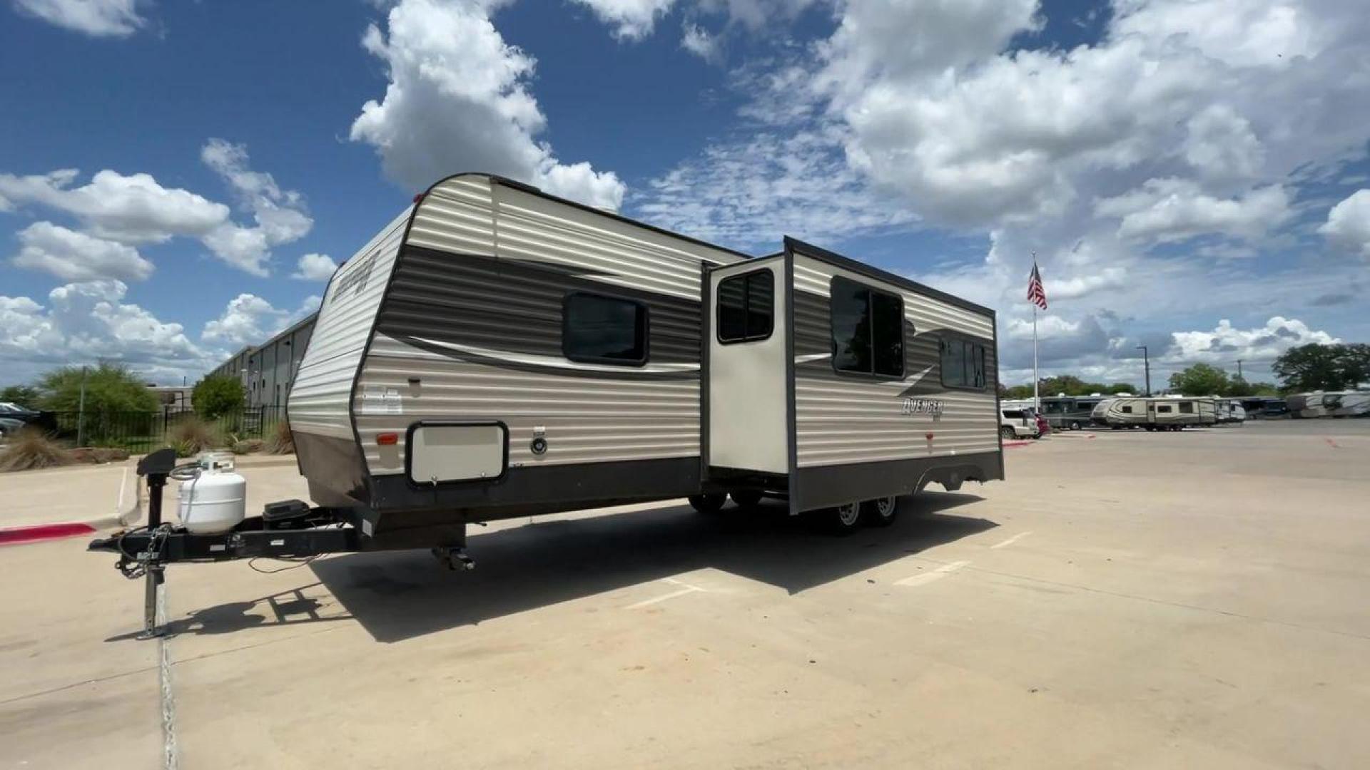 2018 FOREST RIVER AVENGER 27DBS (5ZT2AVSB2JB) , Length: 32.92 ft. | Dry Weight: 6,652 lbs. | Slides: 1 transmission, located at 4319 N Main Street, Cleburne, TX, 76033, (817) 221-0660, 32.435829, -97.384178 - Experience the ideal blend of luxury and exploration with the Forest River Avenger 27DBS Travel Trailer from 2018. For families or groups of friends looking for a roomy and fully furnished mobile home, this well-thought-out travel trailer is perfect. The dimensions for this unit are 32.92 ft in l - Photo#5