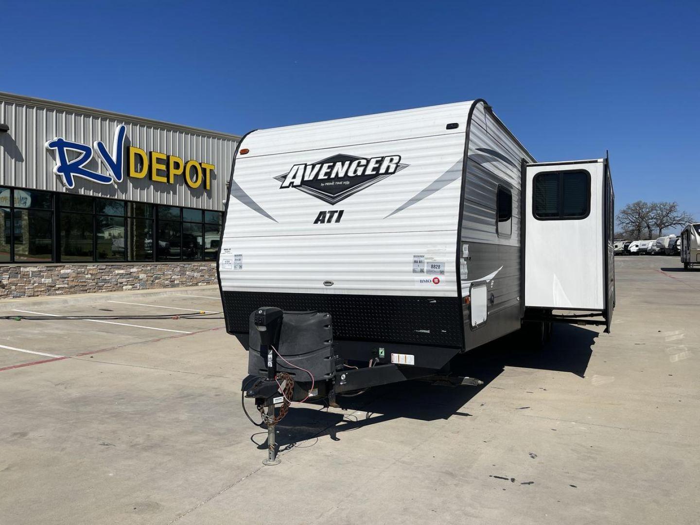 2018 FOREST RIVER AVENGER 27RBS (5ZT2AVSB1JB) , located at 4319 N Main Street, Cleburne, TX, 76033, (817) 221-0660, 32.435829, -97.384178 - Photo#0