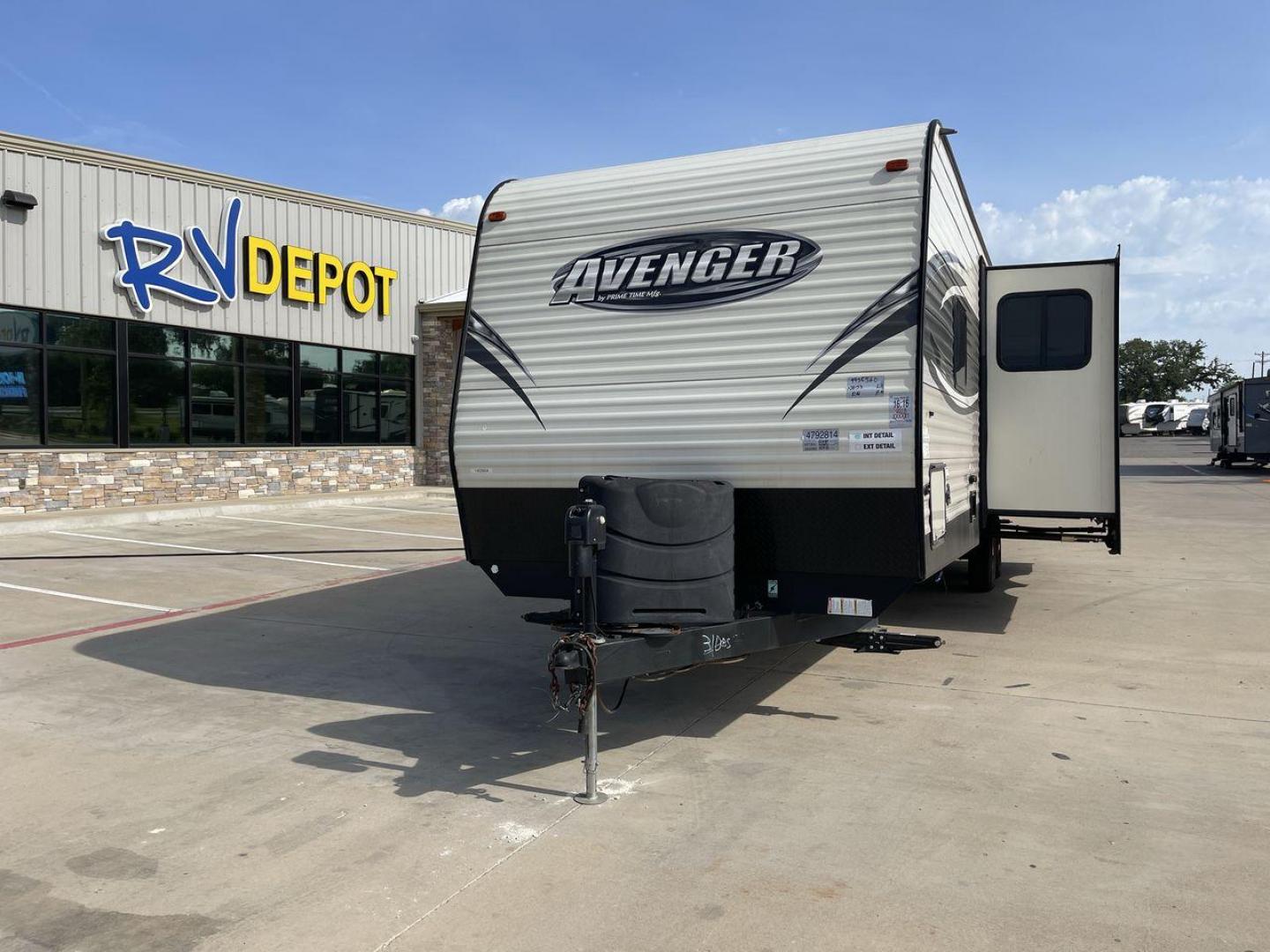 2018 FOREST RIVER AVENGER 31DBS (5ZT2AVWB4JB) , Length: 35.75 ft. | Dry Weight: 7,189 lbs. | Slides: 1 transmission, located at 4319 N Main Street, Cleburne, TX, 76033, (817) 221-0660, 32.435829, -97.384178 - Photo#0