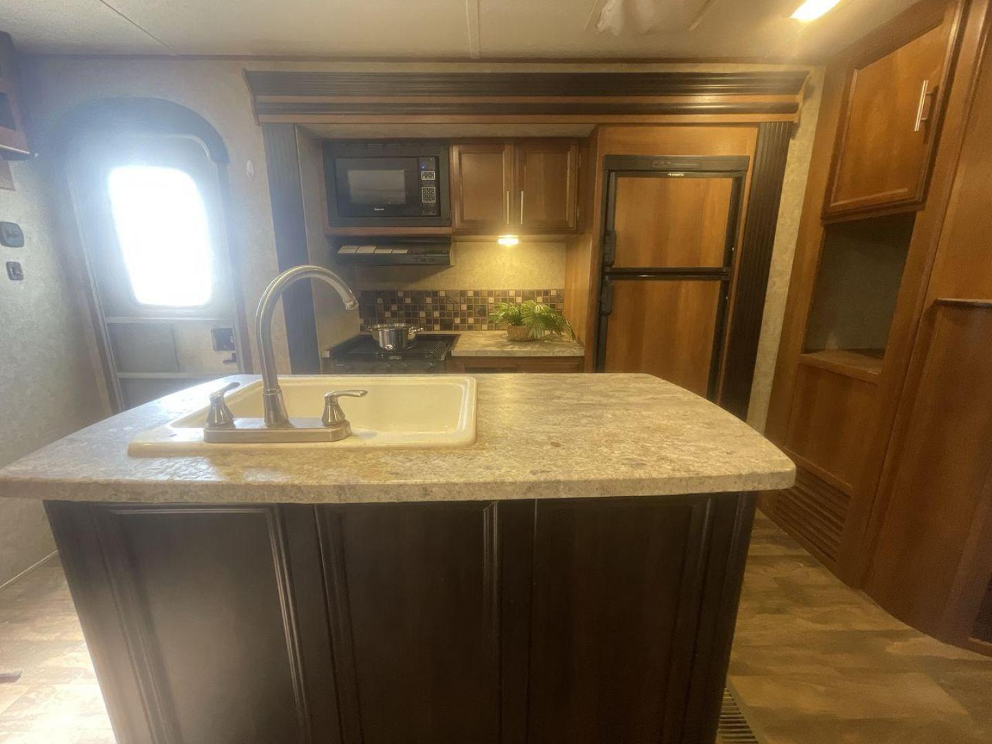 2018 FOREST RIVER AVENGER 34DQB (5ZT2AVZB6JB) , located at 4319 N Main Street, Cleburne, TX, 76033, (817) 221-0660, 32.435829, -97.384178 - Photo#10