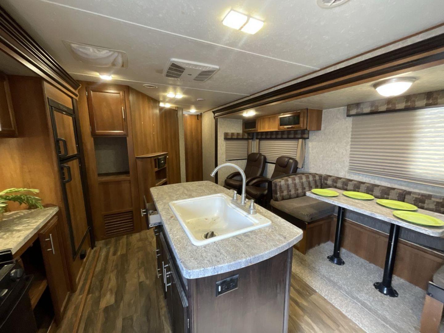 2018 FOREST RIVER AVENGER 34DQB (5ZT2AVZB6JB) , located at 4319 N Main Street, Cleburne, TX, 76033, (817) 221-0660, 32.435829, -97.384178 - Photo#12