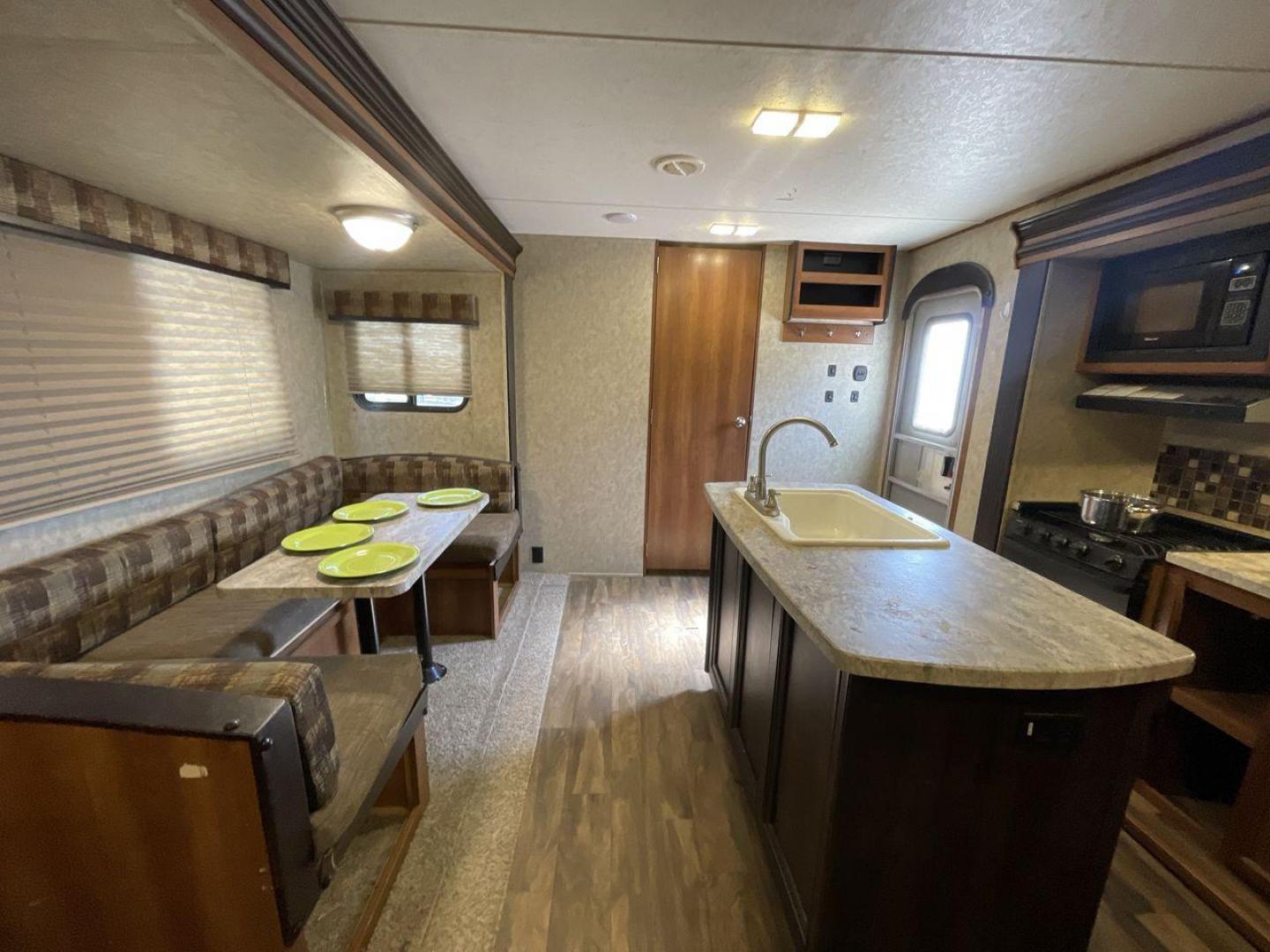 2018 FOREST RIVER AVENGER 34DQB (5ZT2AVZB6JB) , located at 4319 N Main Street, Cleburne, TX, 76033, (817) 221-0660, 32.435829, -97.384178 - Photo#13