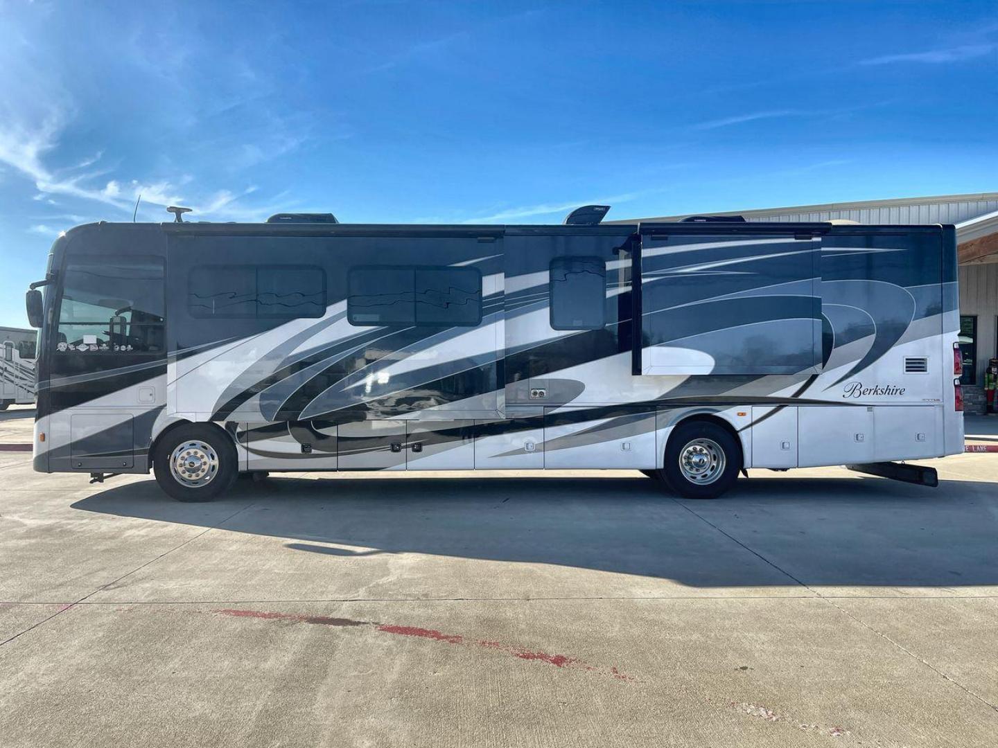 2018 FOREST RIVER BERKSHIRE 39A (4UZACHFC1JC) , Length: 39.5 ft. | Gross Weight: 33,350 lbs. | Slides: 3 transmission, located at 4319 N Main Street, Cleburne, TX, 76033, (817) 221-0660, 32.435829, -97.384178 - The 2018 Forest River Berkshire 39A is a luxury Class A diesel motorhome that combines elegant design with exceptional functionality. It is built for families or couples seeking comfort and style during long journeys or extended stays. This unit comes with dimensions of 39.5 ft in length, 8.33 ft in - Photo#23