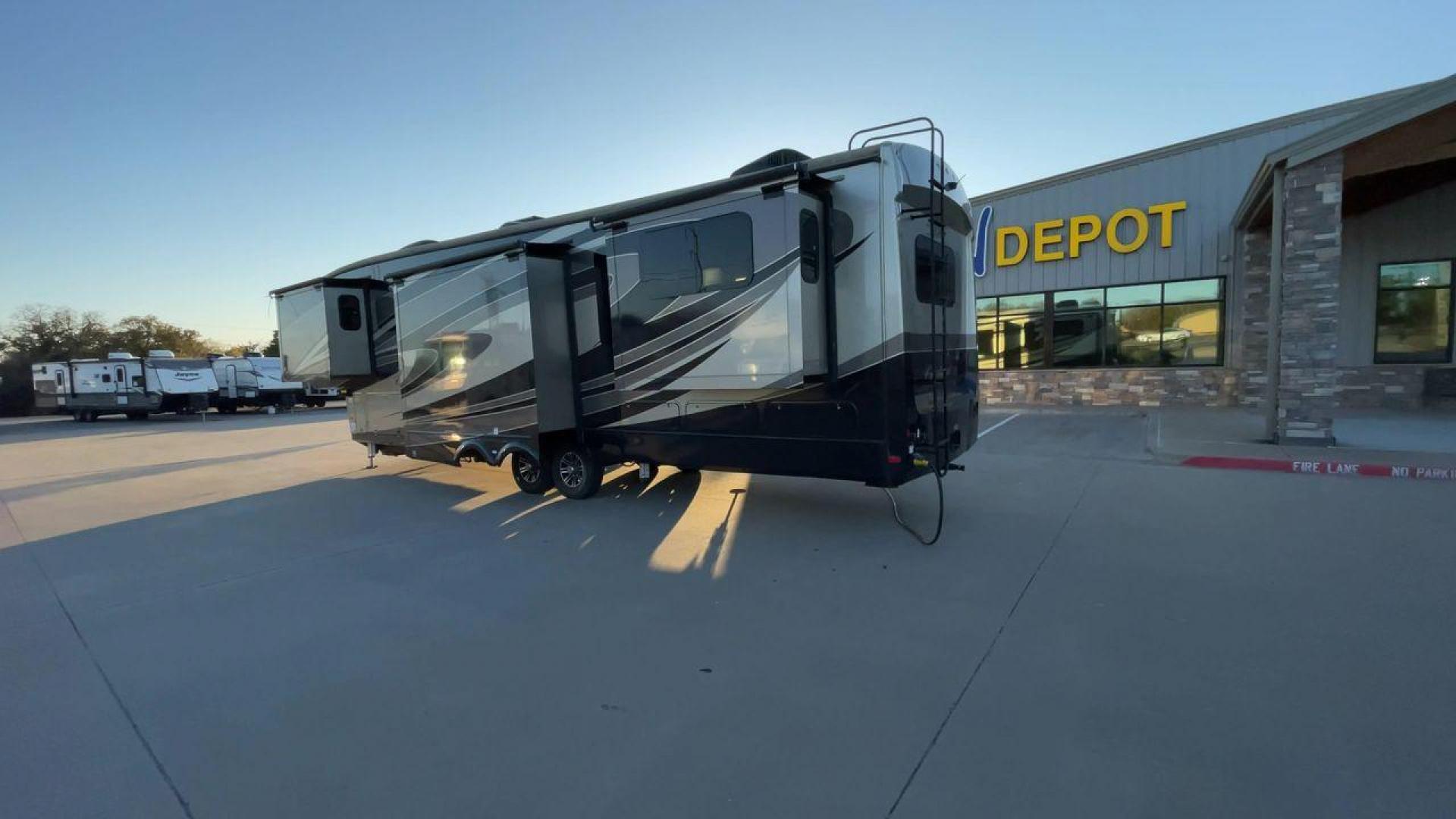 2018 FOREST RIVER CARDINAL 3950TZ (4X4FCAS27JG) , Length: 41.08 ft. | Dry Weight: 14,446 lbs. | Gross Weight: 16,435 lbs. | Slides: 5 transmission, located at 4319 N Main Street, Cleburne, TX, 76033, (817) 221-0660, 32.435829, -97.384178 - The 2018 Forest River Cardinal 3950TZ is a luxurious fifth wheel that combines elegant design with functional living spaces, perfect for extended stays or full-time RV living. With its rear entertainment layout and premium features, this model ensures a comfortable and enjoyable travel experience. T - Photo#7