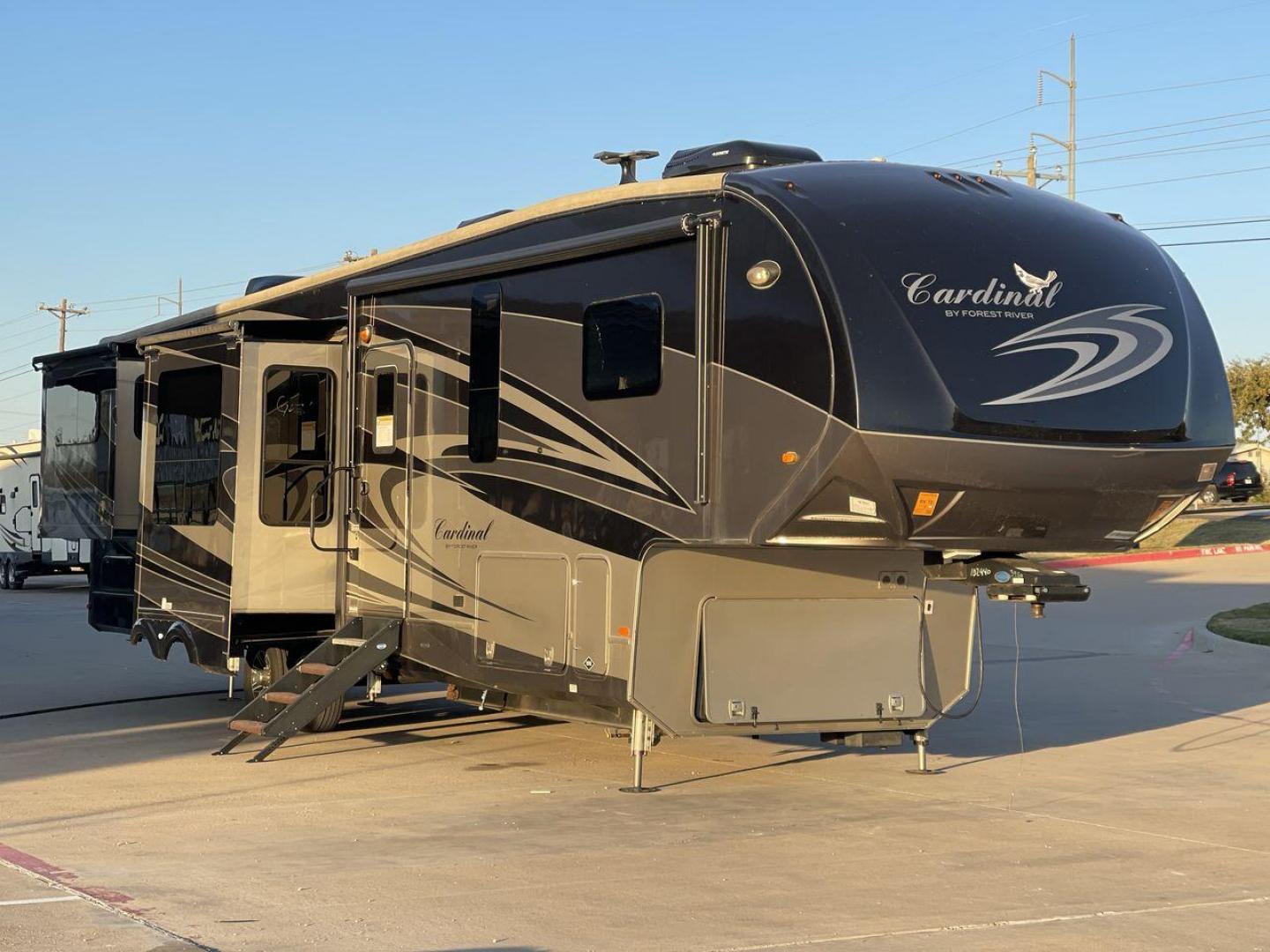 2018 FOREST RIVER CARDINAL 3950TZ (4X4FCAS27JG) , Length: 41.08 ft. | Dry Weight: 14,446 lbs. | Gross Weight: 16,435 lbs. | Slides: 5 transmission, located at 4319 N Main Street, Cleburne, TX, 76033, (817) 221-0660, 32.435829, -97.384178 - The 2018 Forest River Cardinal 3950TZ is a luxurious fifth wheel that combines elegant design with functional living spaces, perfect for extended stays or full-time RV living. With its rear entertainment layout and premium features, this model ensures a comfortable and enjoyable travel experience. T - Photo#23