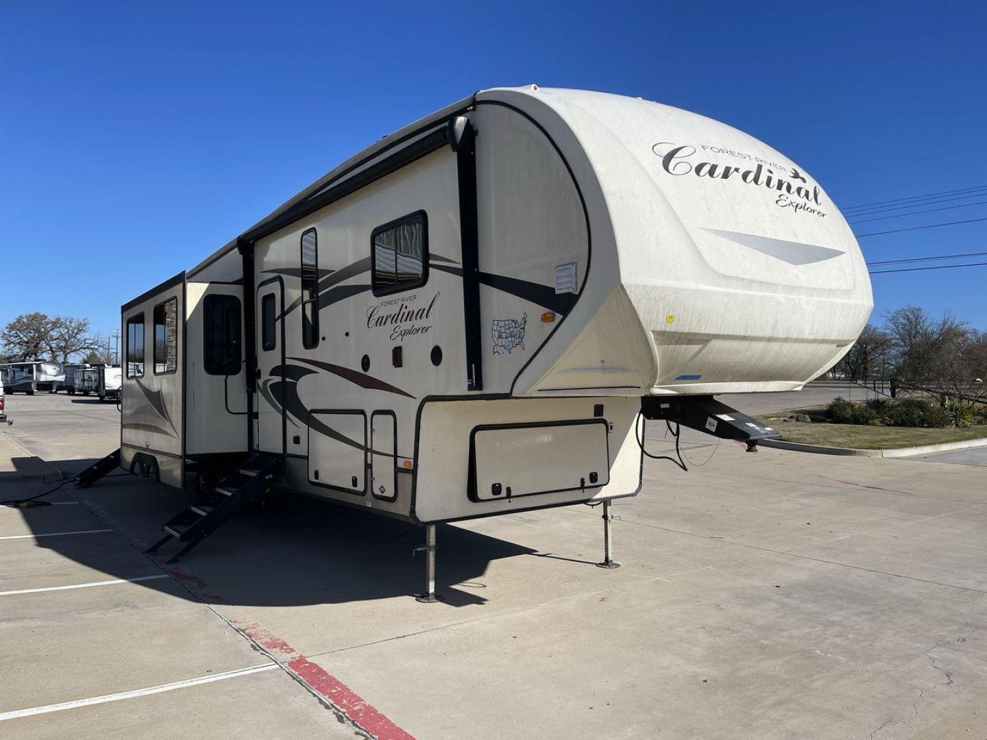 2018 TAN FOREST RIVER CARDINAL EXPLORER 38 (4X4FCAP2XJG) , Length: 42.08 ft. | Dry Weight: 13,289 lbs. | Gross Weight: 16,514 lbs. | Slides: 4 transmission, located at 4319 N Main Street, Cleburne, TX, 76033, (817) 221-0660, 32.435829, -97.384178 - This 2018 Forest River Cardinal Explorer 383BH fifth wheel measures just over 37' in length. It is a dual axle, aluminum wheel setup with a dry weight of 13,289 lbs and has a carrying capacity of 3,225 lbs. This fifth wheel has four slides. The rear of the fifth wheel holds the first bedroom and - Photo#23