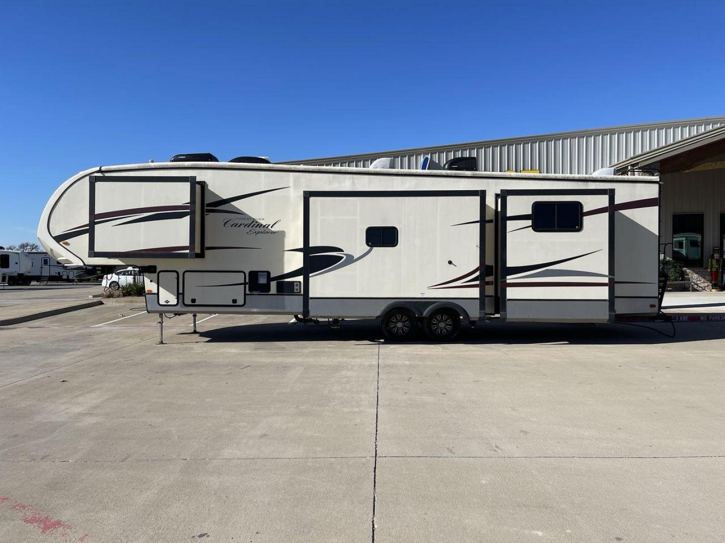 2018 TAN FOREST RIVER CARDINAL EXPLORER 38 (4X4FCAP2XJG) , Length: 42.08 ft. | Dry Weight: 13,289 lbs. | Gross Weight: 16,514 lbs. | Slides: 4 transmission, located at 4319 N Main Street, Cleburne, TX, 76033, (817) 221-0660, 32.435829, -97.384178 - This 2018 Forest River Cardinal Explorer 383BH fifth wheel measures just over 37' in length. It is a dual axle, aluminum wheel setup with a dry weight of 13,289 lbs and has a carrying capacity of 3,225 lbs. This fifth wheel has four slides. The rear of the fifth wheel holds the first bedroom and - Photo#24