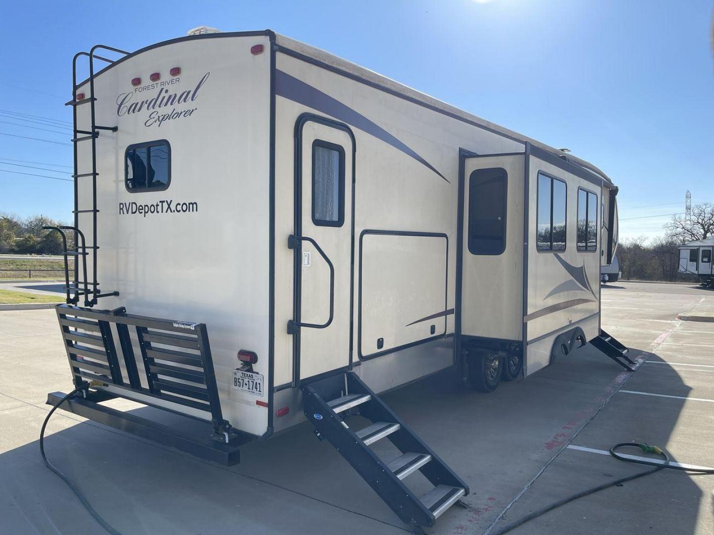 2018 TAN FOREST RIVER CARDINAL EXPLORER 38 (4X4FCAP2XJG) , Length: 42.08 ft. | Dry Weight: 13,289 lbs. | Gross Weight: 16,514 lbs. | Slides: 4 transmission, located at 4319 N Main Street, Cleburne, TX, 76033, (817) 221-0660, 32.435829, -97.384178 - This 2018 Forest River Cardinal Explorer 383BH fifth wheel measures just over 37' in length. It is a dual axle, aluminum wheel setup with a dry weight of 13,289 lbs and has a carrying capacity of 3,225 lbs. This fifth wheel has four slides. The rear of the fifth wheel holds the first bedroom and - Photo#25