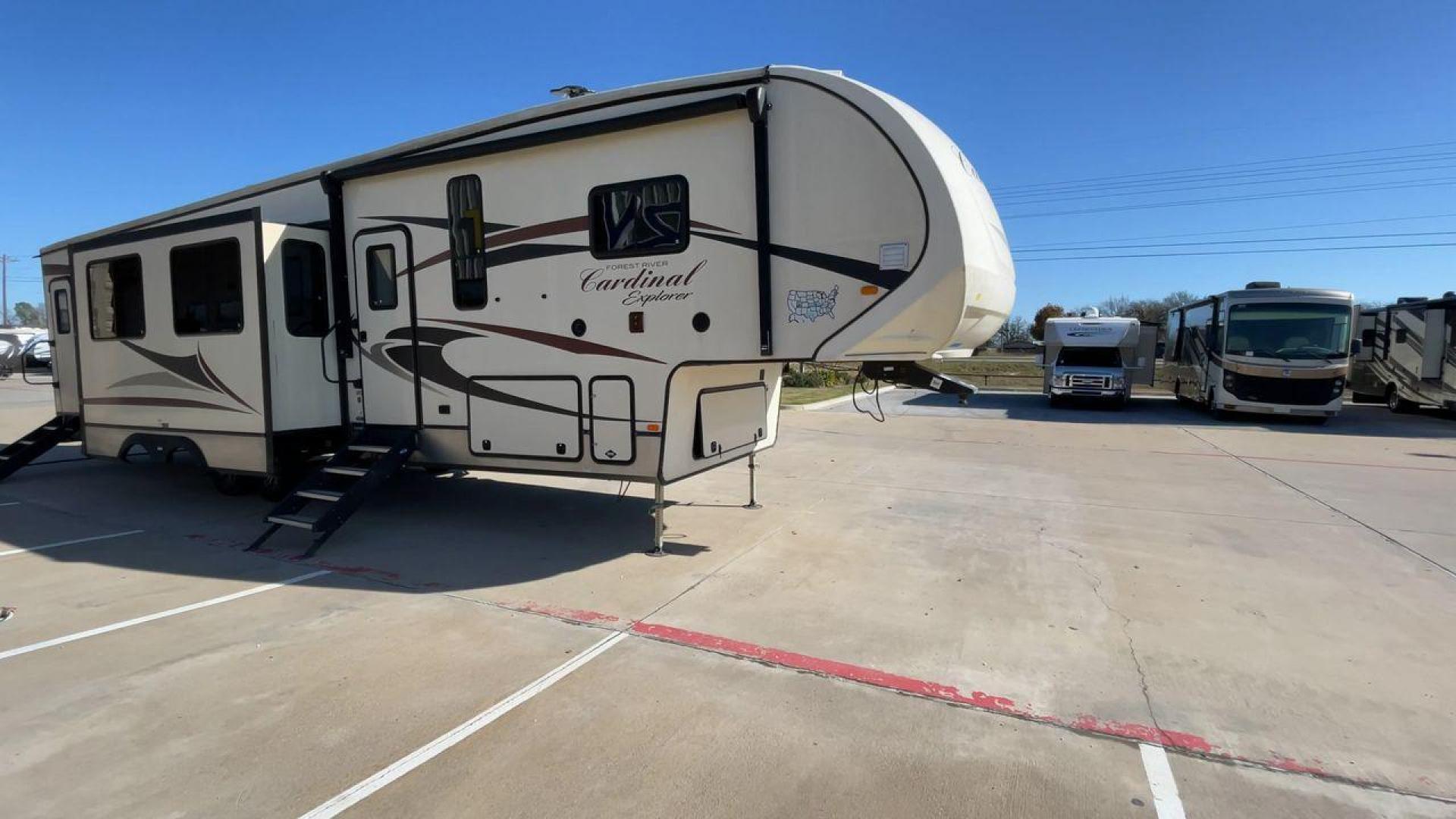 2018 TAN FOREST RIVER CARDINAL EXPLORER 38 (4X4FCAP2XJG) , Length: 42.08 ft. | Dry Weight: 13,289 lbs. | Gross Weight: 16,514 lbs. | Slides: 4 transmission, located at 4319 N Main Street, Cleburne, TX, 76033, (817) 221-0660, 32.435829, -97.384178 - This 2018 Forest River Cardinal Explorer 383BH fifth wheel measures just over 37' in length. It is a dual axle, aluminum wheel setup with a dry weight of 13,289 lbs and has a carrying capacity of 3,225 lbs. This fifth wheel has four slides. The rear of the fifth wheel holds the first bedroom and - Photo#3