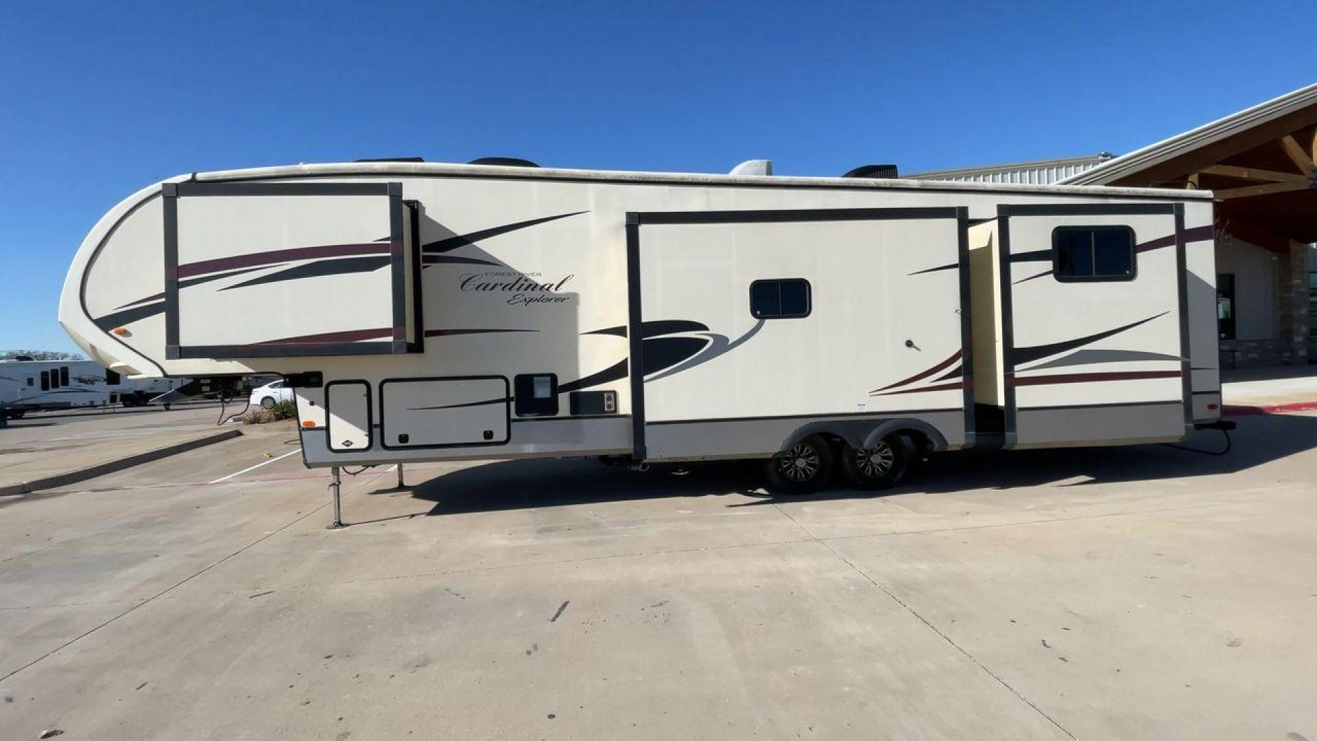 2018 TAN FOREST RIVER CARDINAL EXPLORER 38 (4X4FCAP2XJG) , Length: 42.08 ft. | Dry Weight: 13,289 lbs. | Gross Weight: 16,514 lbs. | Slides: 4 transmission, located at 4319 N Main Street, Cleburne, TX, 76033, (817) 221-0660, 32.435829, -97.384178 - This 2018 Forest River Cardinal Explorer 383BH fifth wheel measures just over 37' in length. It is a dual axle, aluminum wheel setup with a dry weight of 13,289 lbs and has a carrying capacity of 3,225 lbs. This fifth wheel has four slides. The rear of the fifth wheel holds the first bedroom and - Photo#6