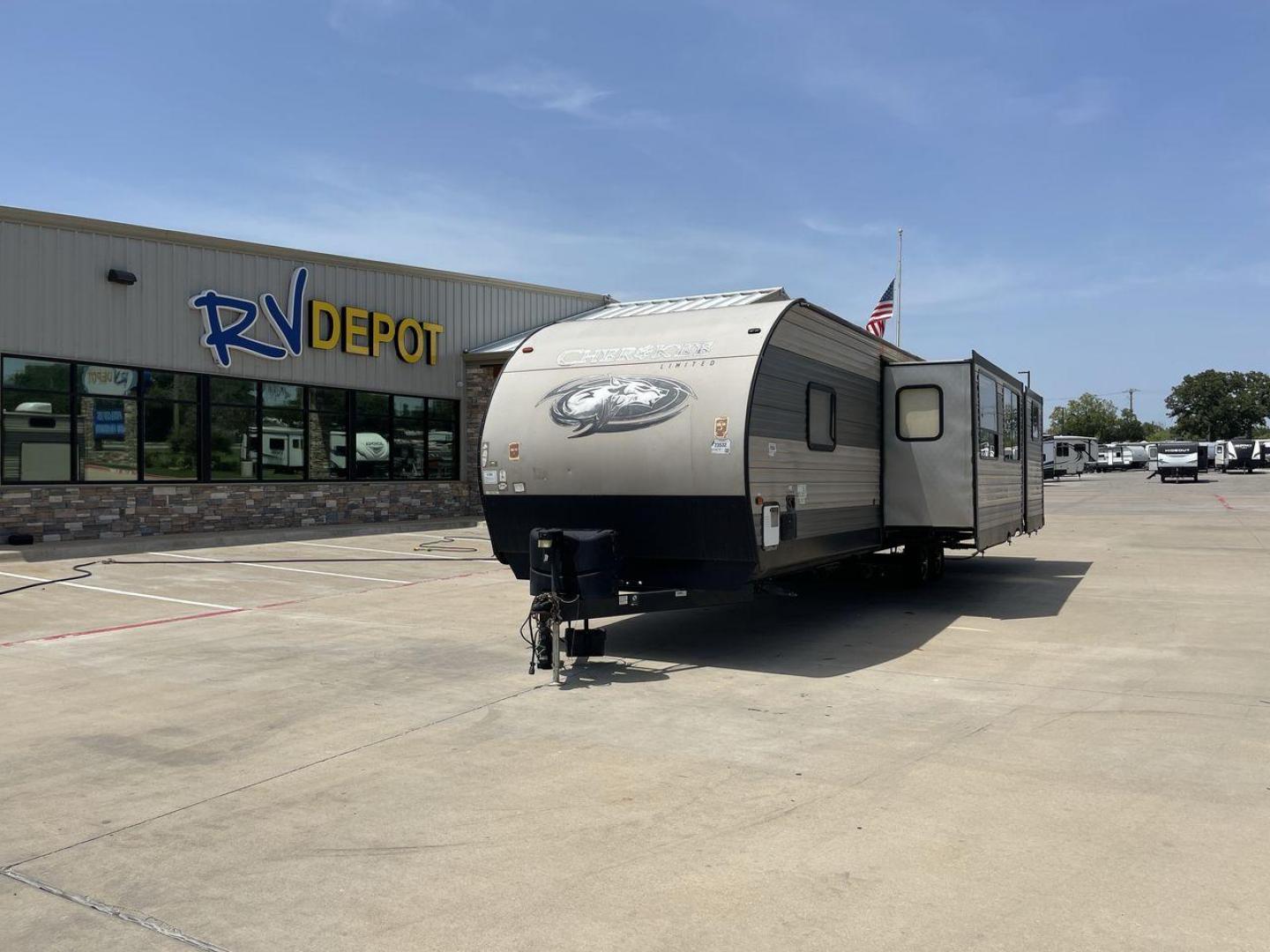 2018 FOREST RIVER CHEROKEE 304BH (4X4TCKF29JX) , located at 4319 N Main Street, Cleburne, TX, 76033, (817) 221-0660, 32.435829, -97.384178 - Photo#0