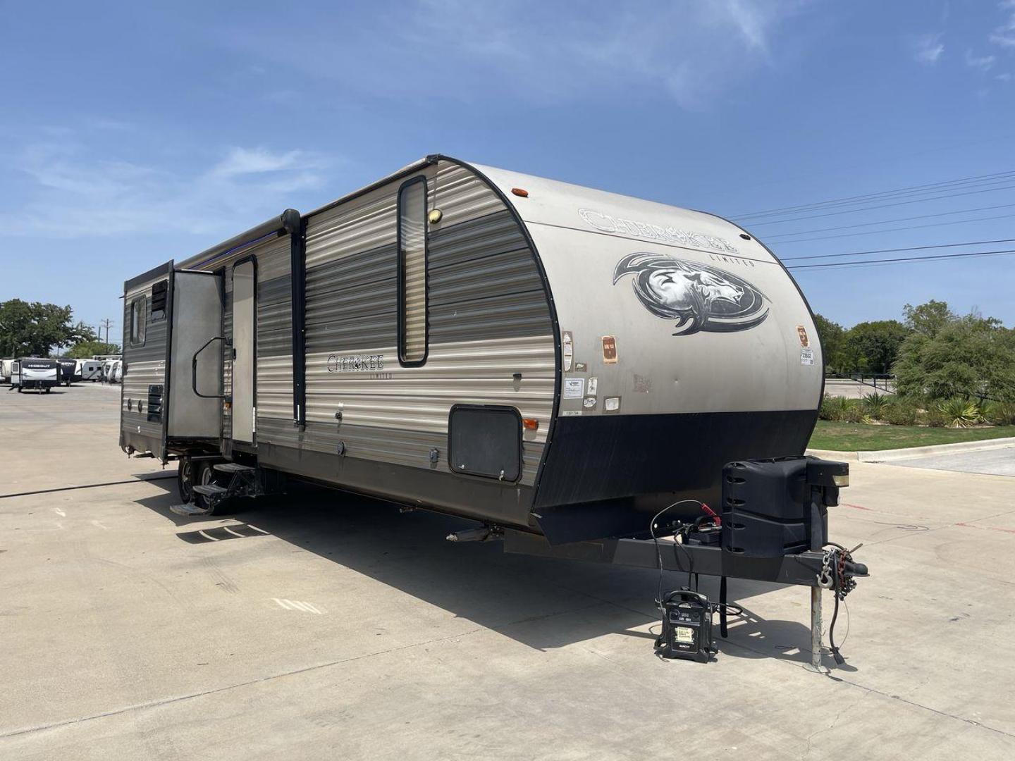 2018 FOREST RIVER CHEROKEE 304BH (4X4TCKF29JX) , located at 4319 N Main Street, Cleburne, TX, 76033, (817) 221-0660, 32.435829, -97.384178 - Photo#21