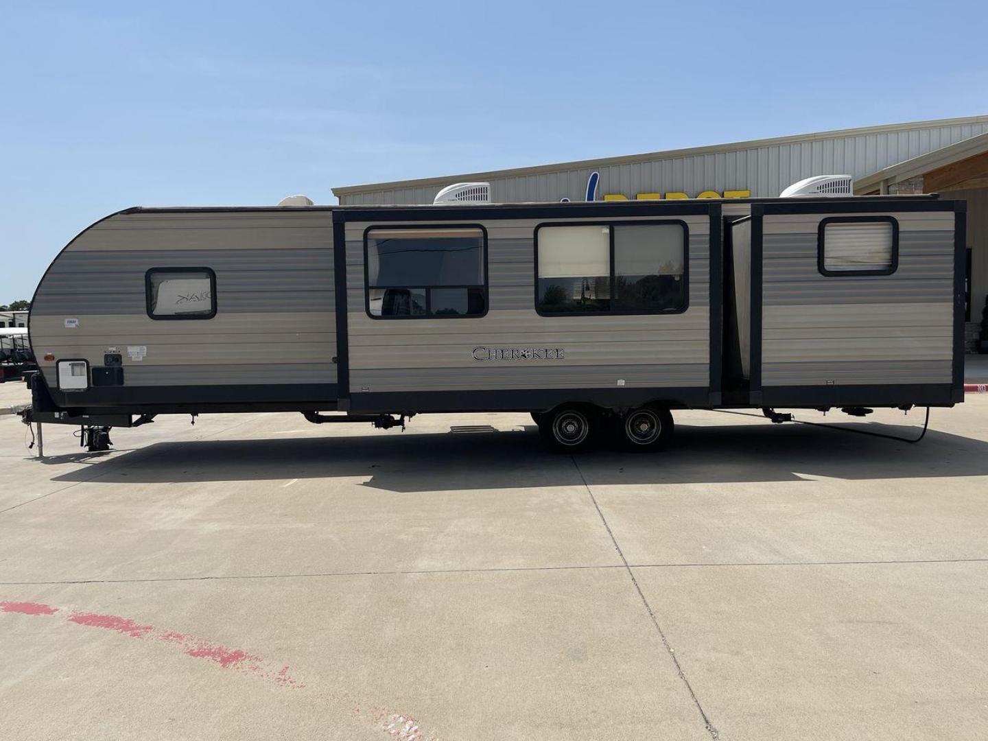 2018 FOREST RIVER CHEROKEE 304BH (4X4TCKF29JX) , located at 4319 N Main Street, Cleburne, TX, 76033, (817) 221-0660, 32.435829, -97.384178 - Photo#22