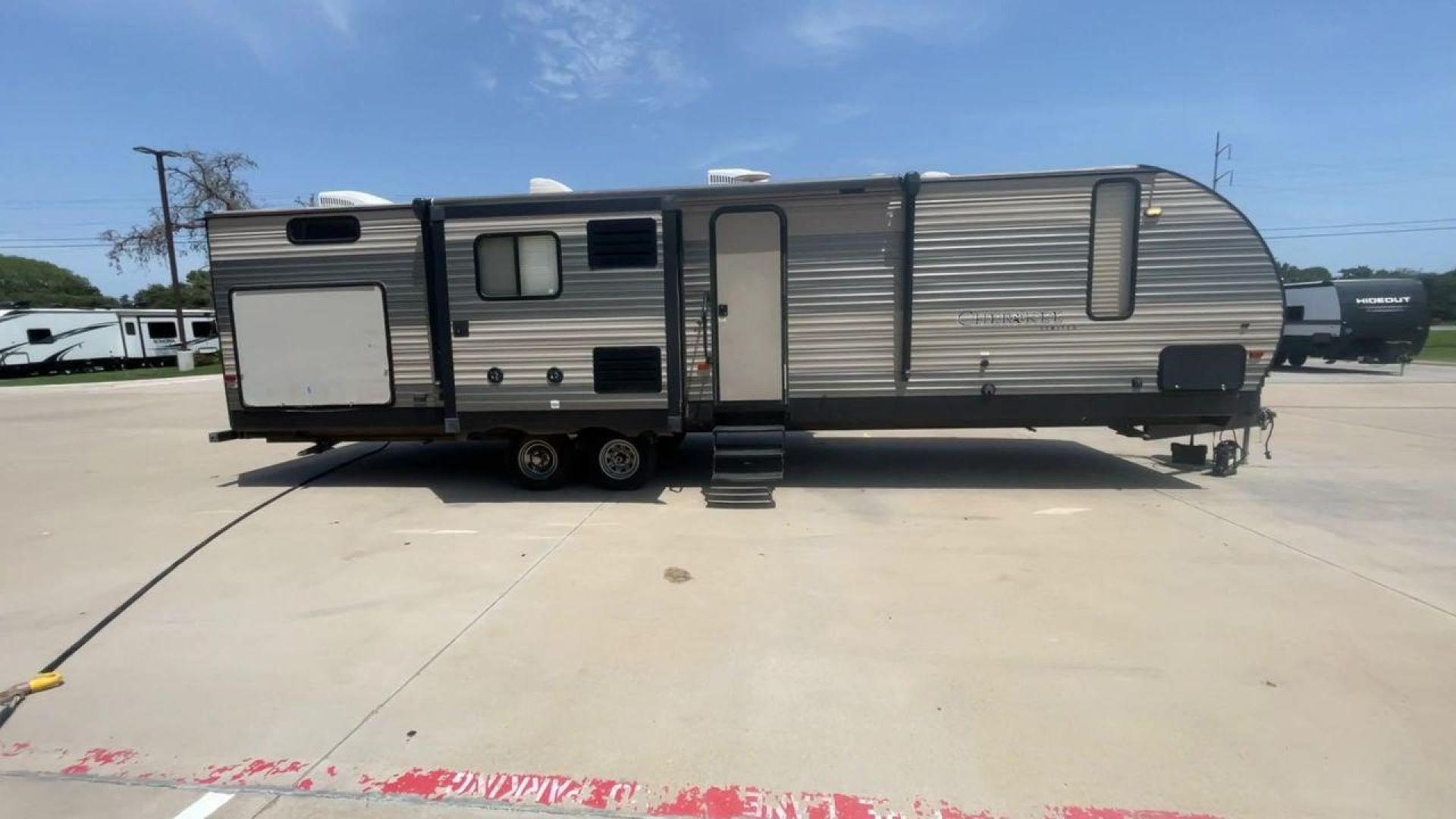 2018 FOREST RIVER CHEROKEE 304BH (4X4TCKF29JX) , located at 4319 N Main Street, Cleburne, TX, 76033, (817) 221-0660, 32.435829, -97.384178 - Photo#2