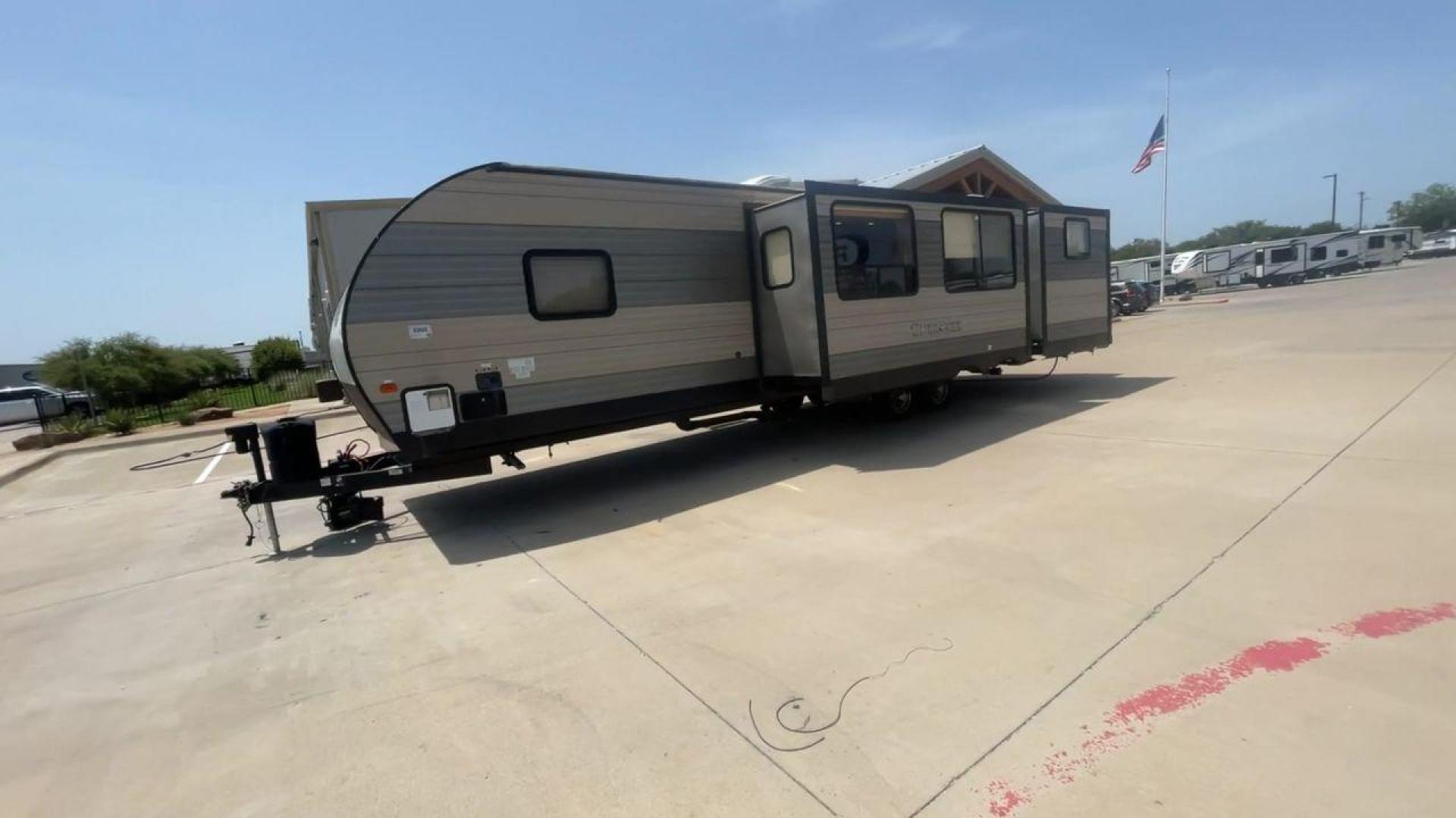 2018 FOREST RIVER CHEROKEE 304BH (4X4TCKF29JX) , located at 4319 N Main Street, Cleburne, TX, 76033, (817) 221-0660, 32.435829, -97.384178 - Photo#5