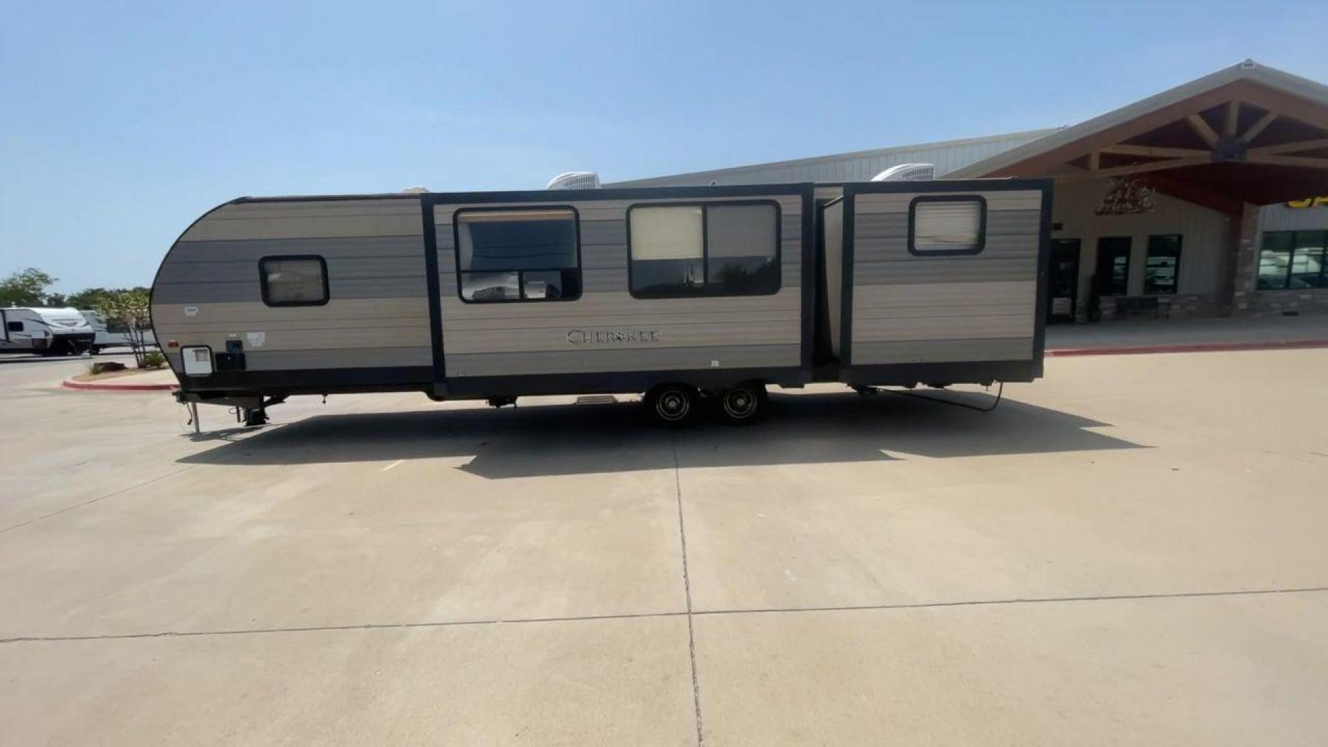 2018 FOREST RIVER CHEROKEE 304BH (4X4TCKF29JX) , located at 4319 N Main Street, Cleburne, TX, 76033, (817) 221-0660, 32.435829, -97.384178 - Photo#6