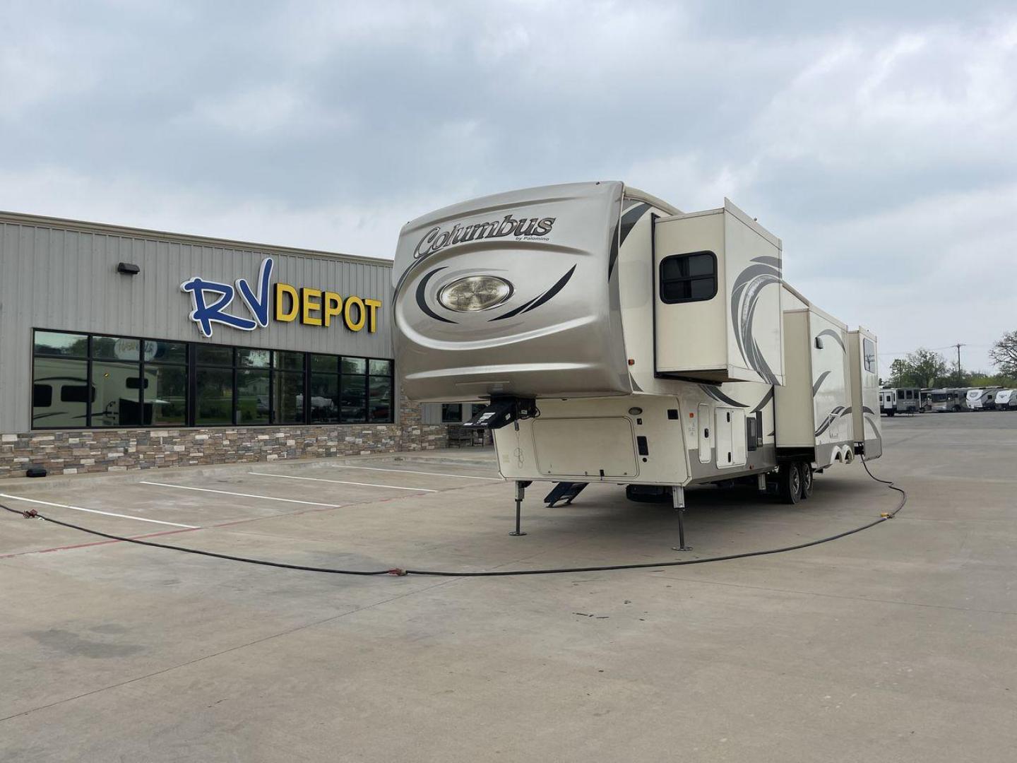 2018 FOREST RIVER COLUMBUS 374BH (4X4FCMN20J6) , Length: 42.08 ft. | Dry Weight: 14,173 lbs. | Gross Weight: 16,884 lbs. | Slides: 4 transmission, located at 4319 N Main Street, Cleburne, TX, 76033, (817) 221-0660, 32.435829, -97.384178 - The 2018 Palomino Columbus 374BH is the ultimate in luxury and creativity. It's a fifth wheel that will change the way you use an RV. This model, which is an impressive 42.08 feet long, is a masterpiece of careful craftsmanship. It's the perfect mix of comfort and style. The Columbus 374BH is strong - Photo#0