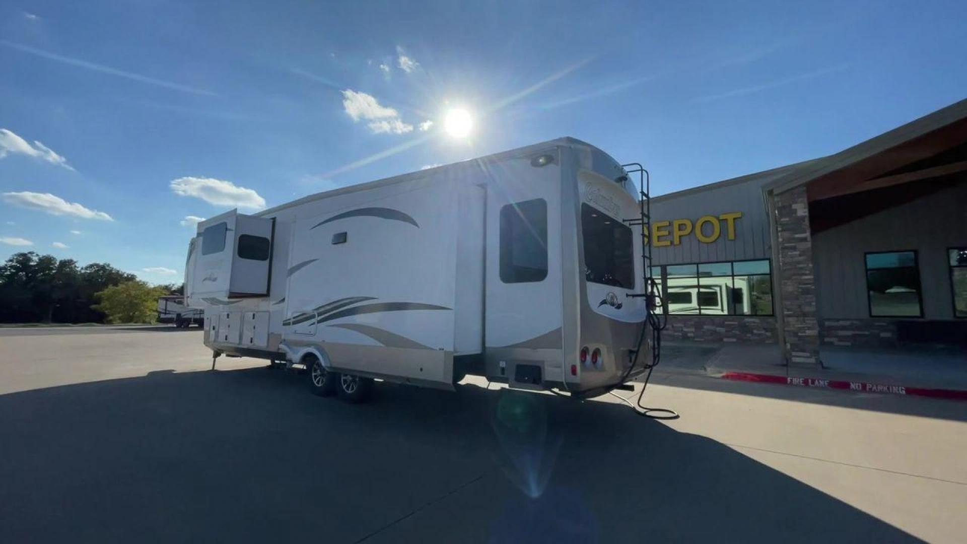 2018 TAN FOREST RIVER COLUNMBUS 383FB (4X4FCMP27J6) , Length: 42.08 ft. | Dry Weight: 13,164 lbs. | Gross Weight: 16,164 lbs. | Slides: 4 transmission, located at 4319 N Main Street, Cleburne, TX, 76033, (817) 221-0660, 32.435829, -97.384178 - The 2018 Palomino Columbus 383FB is a luxurious fifth wheel designed to redefine your camping experience with its opulent features and thoughtful layout. This remarkable model boasts a length of 42.08 feet and a dry weight of 13,164 lbs. These specs alone ensure a spacious and stable platform for yo - Photo#7