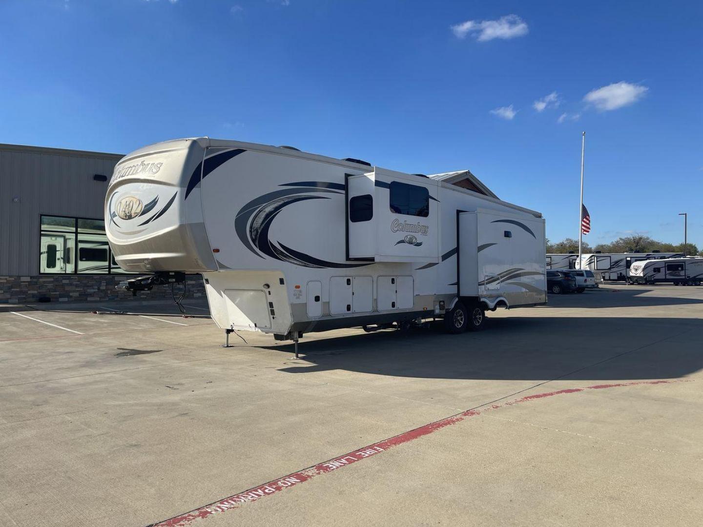 2018 TAN FOREST RIVER COLUNMBUS 383FB (4X4FCMP27J6) , Length: 42.08 ft. | Dry Weight: 13,164 lbs. | Gross Weight: 16,164 lbs. | Slides: 4 transmission, located at 4319 N Main Street, Cleburne, TX, 76033, (817) 221-0660, 32.435829, -97.384178 - The 2018 Palomino Columbus 383FB is a luxurious fifth wheel designed to redefine your camping experience with its opulent features and thoughtful layout. This remarkable model boasts a length of 42.08 feet and a dry weight of 13,164 lbs. These specs alone ensure a spacious and stable platform for yo - Photo#26