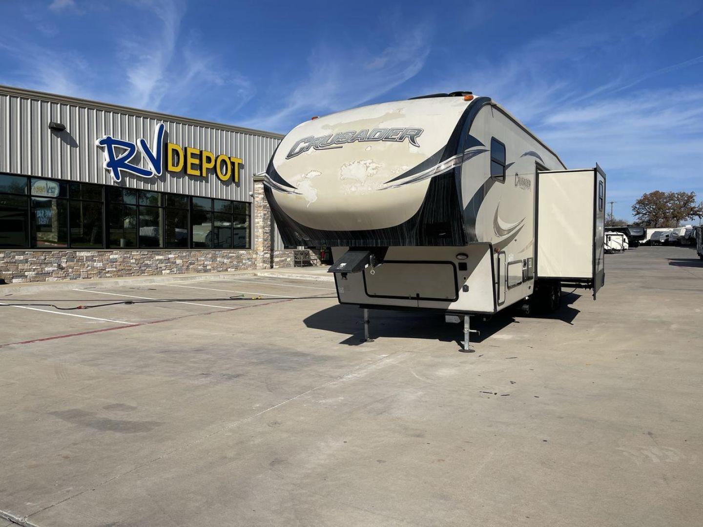 2018 FOREST RIVER CRUSADER LITE (5ZT3CSZB8JG) , Length: 38 ft. | Dry Weight: 10,297 lbs. | Gross Weight: 13,482 lbs. | Slides: 3 transmission, located at 4319 N Main Street, Cleburne, TX, 76033, (817) 221-0660, 32.435829, -97.384178 - The 2018 Forest River Crusader Lite 34MB is a fifth wheel that is meticulously designed to redefine your camping experience with a perfect blend of comfort, style, and functionality. Whether you're planning a weekend getaway or an extended road trip, the Crusader Lite 34MB stands out as the epitome - Photo#0