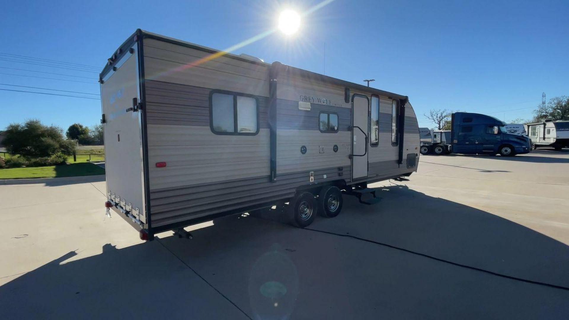 2018 FOREST RIVER GREY WOLF 22RR (4X4TCKX2XJK) , Length: 28.83 ft. ft | Dry Weight: 4,871 lbs | Gross Weight: 7,686 lbs.| Slides: 0 transmission, located at 4319 N Main Street, Cleburne, TX, 76033, (817) 221-0660, 32.435829, -97.384178 - Introducing the 2018 Forest River Grey Wolf 22RR, a flexible and well-designed travel trailer ideal for explorers who want both comfort and functionality on the road. With a length of 28.83 feet and a dry weight of 4,871 pounds, this RV maintains a balance between spaciousness and lightweight towing - Photo#1