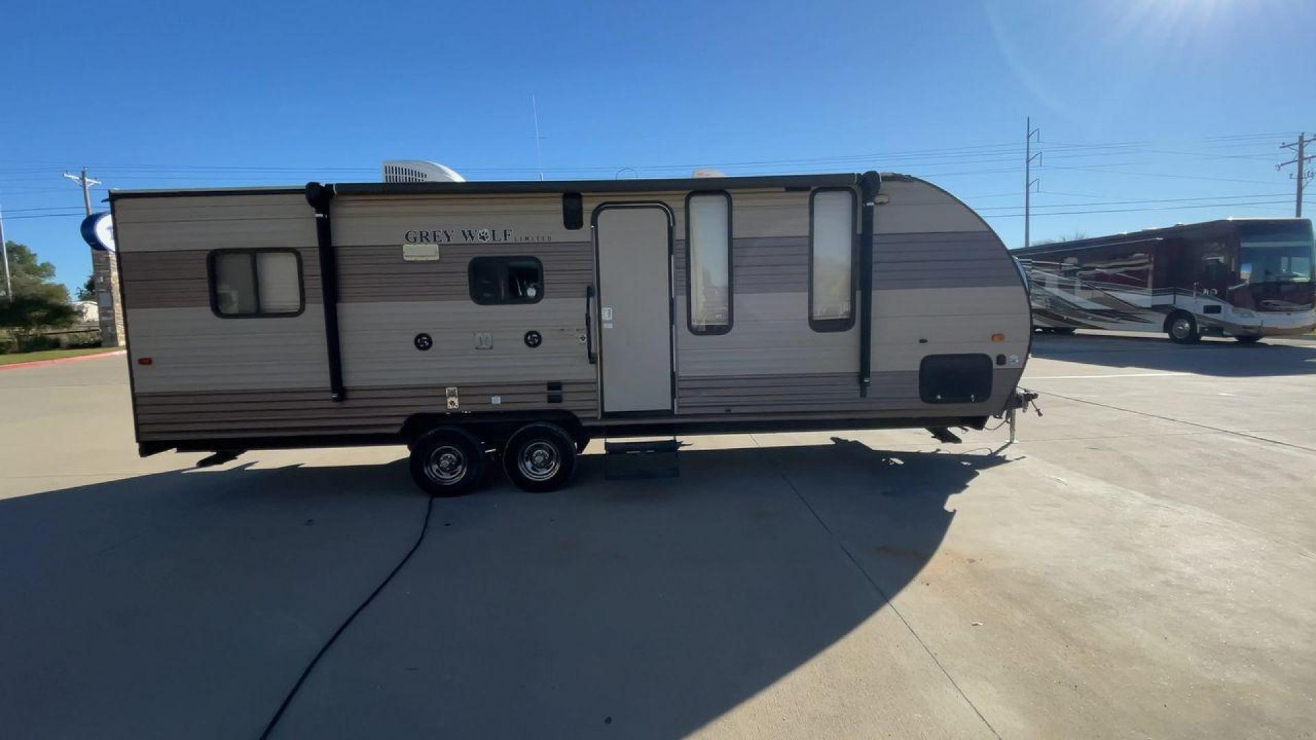 2018 FOREST RIVER GREY WOLF 22RR (4X4TCKX2XJK) , Length: 28.83 ft. ft | Dry Weight: 4,871 lbs | Gross Weight: 7,686 lbs.| Slides: 0 transmission, located at 4319 N Main Street, Cleburne, TX, 76033, (817) 221-0660, 32.435829, -97.384178 - Introducing the 2018 Forest River Grey Wolf 22RR, a flexible and well-designed travel trailer ideal for explorers who want both comfort and functionality on the road. With a length of 28.83 feet and a dry weight of 4,871 pounds, this RV maintains a balance between spaciousness and lightweight towing - Photo#2